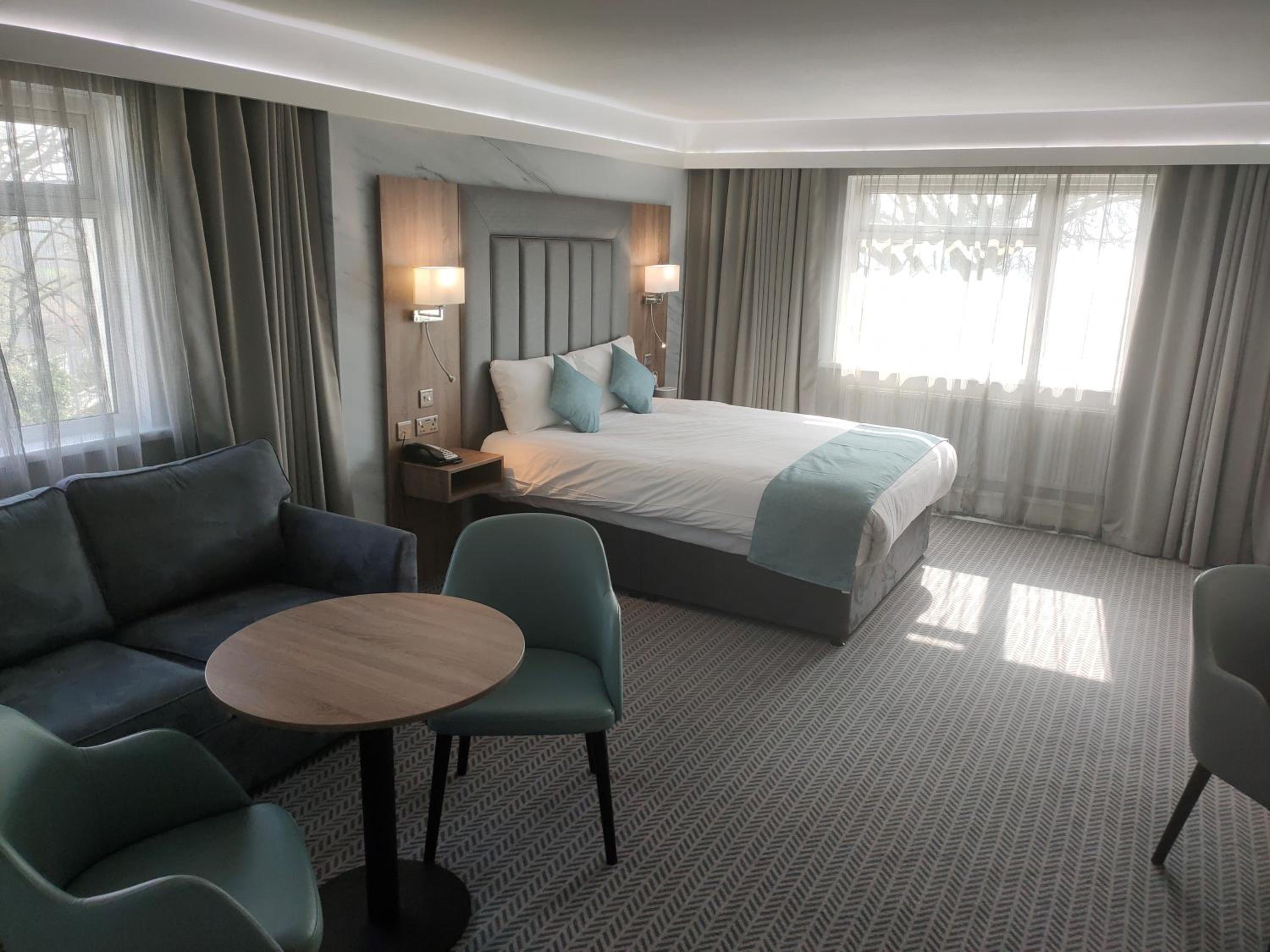 Junior Queen Suite - Photo 2