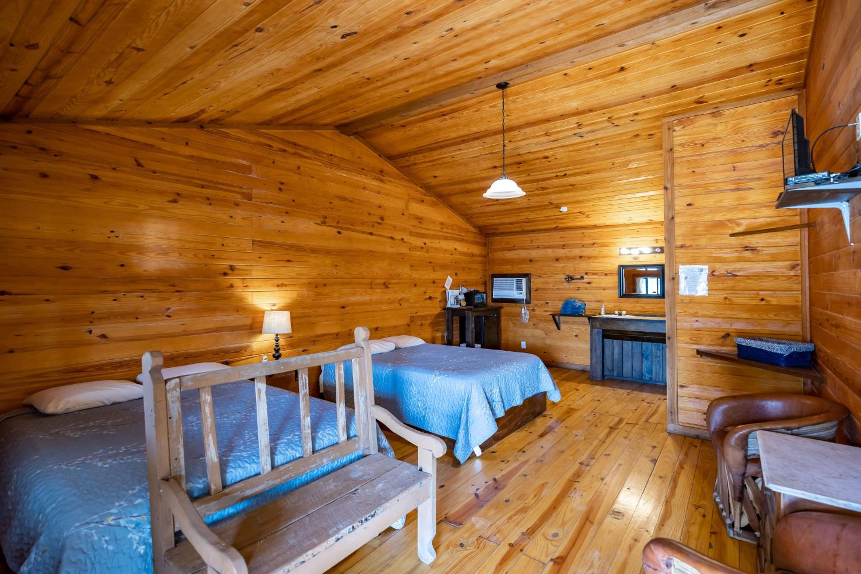 Queen Room with Two Queen Beds - Photo 4