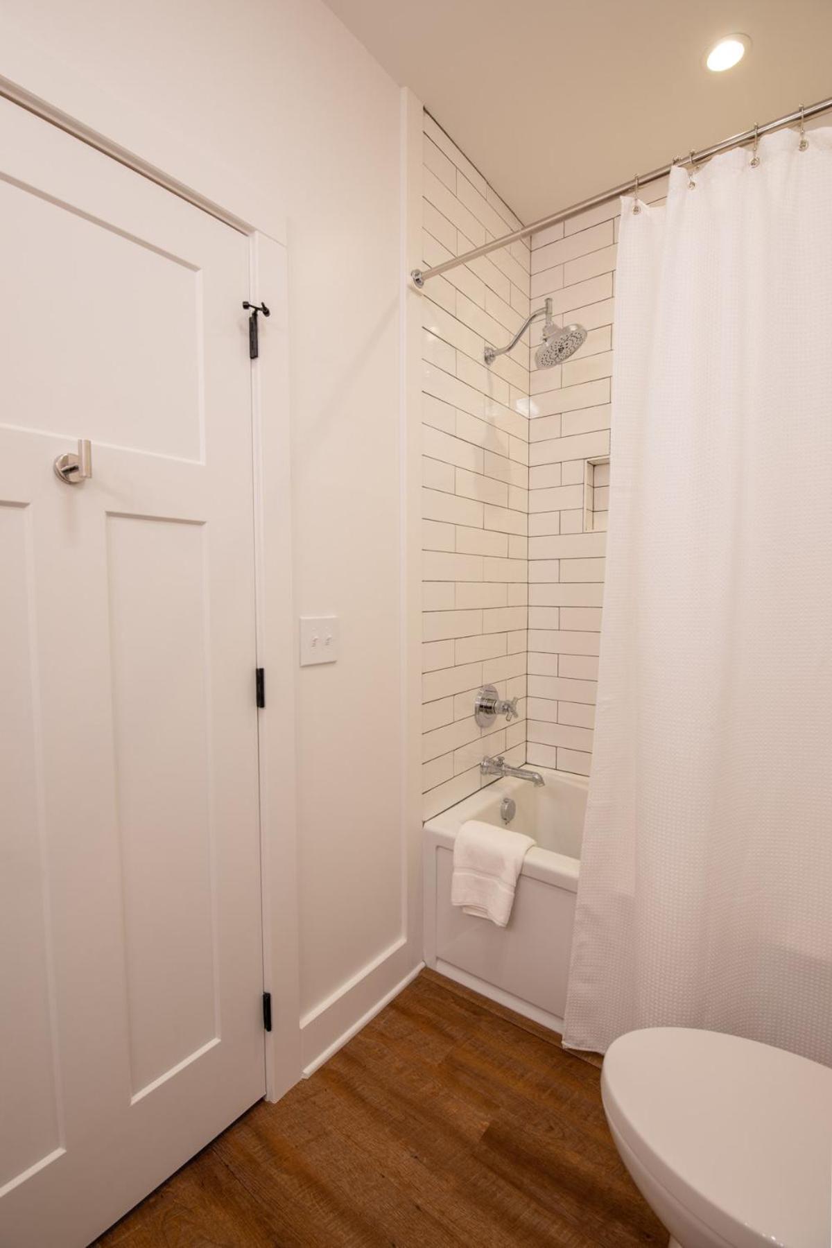 Deluxe Family Suite - Photo 20