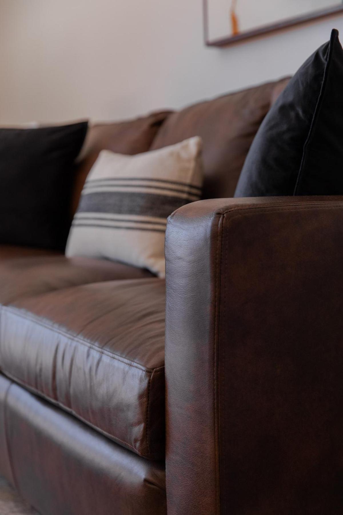 Deluxe Family Suite - Photo 16