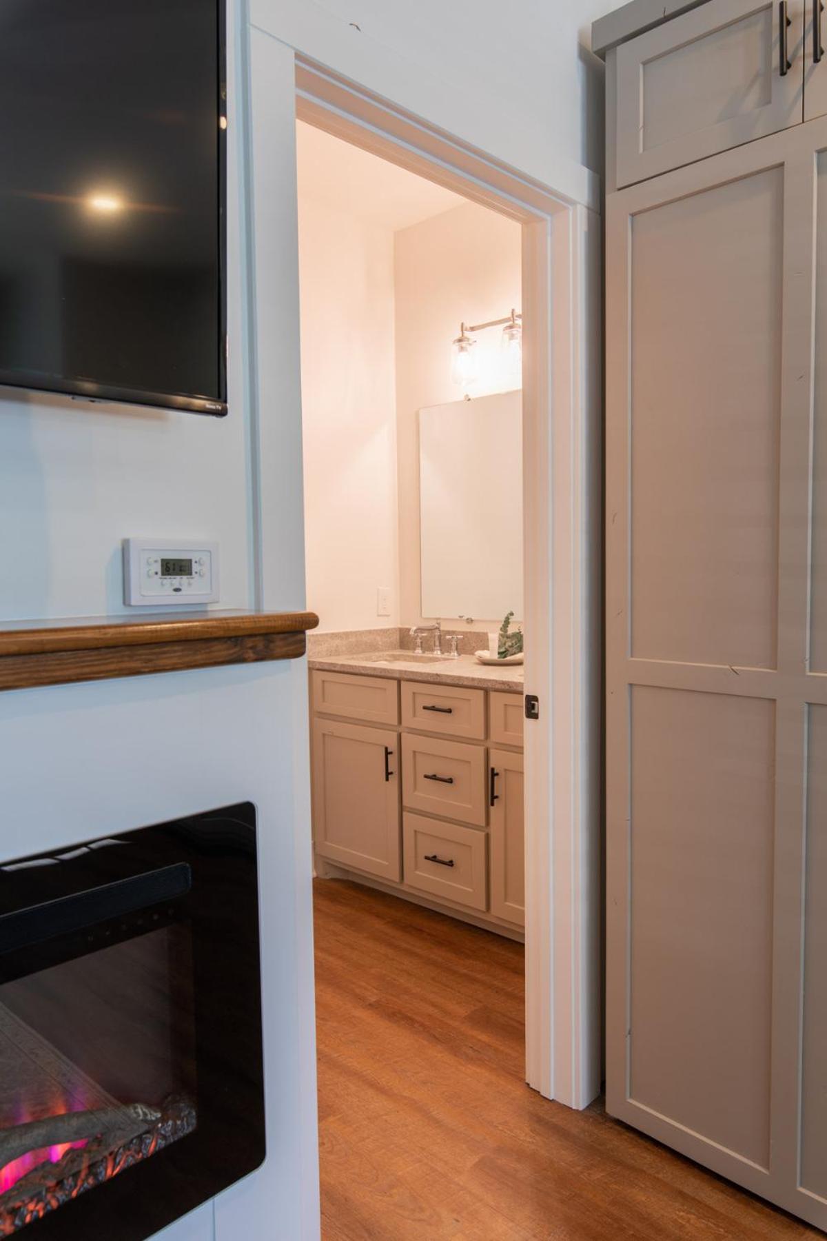 Deluxe Family Suite - Photo 21