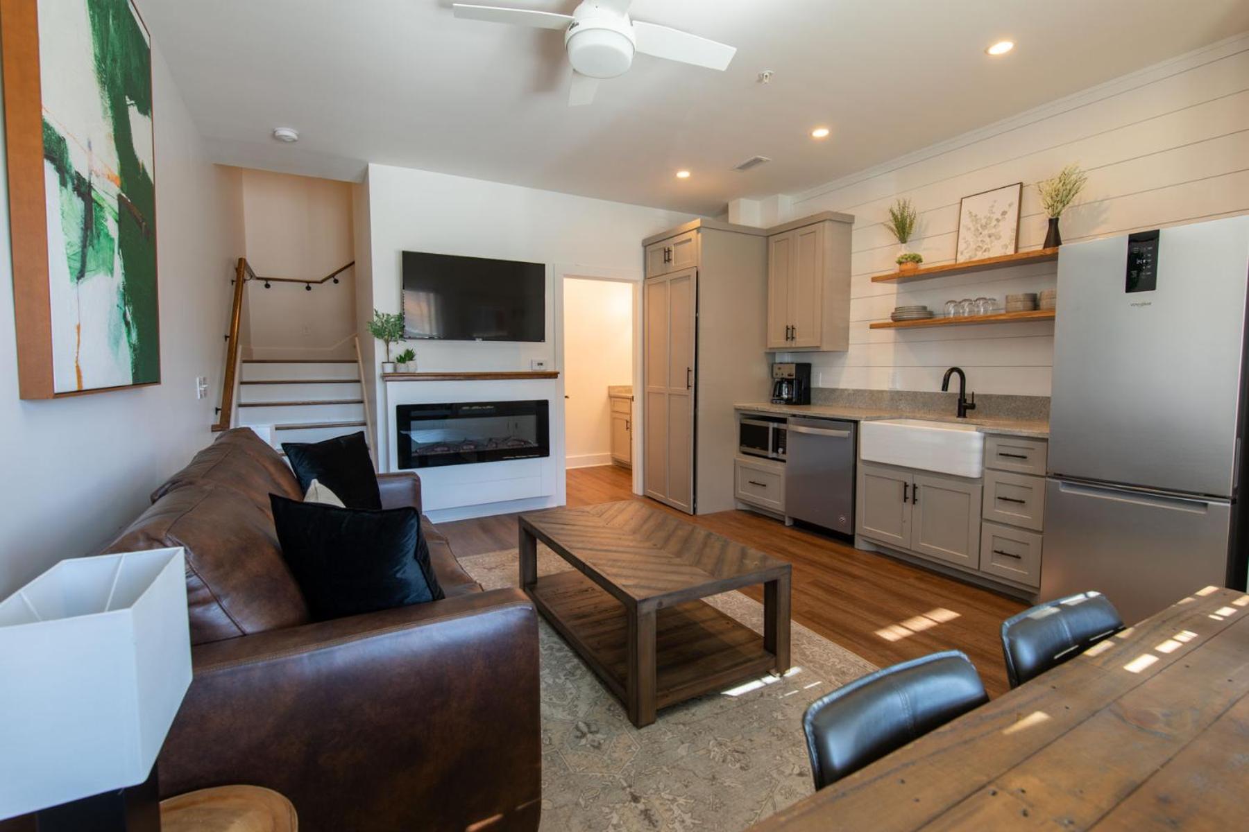 Deluxe Family Suite - Photo 18
