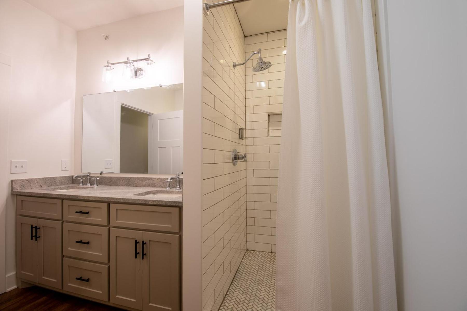 Deluxe Family Suite - Photo 11