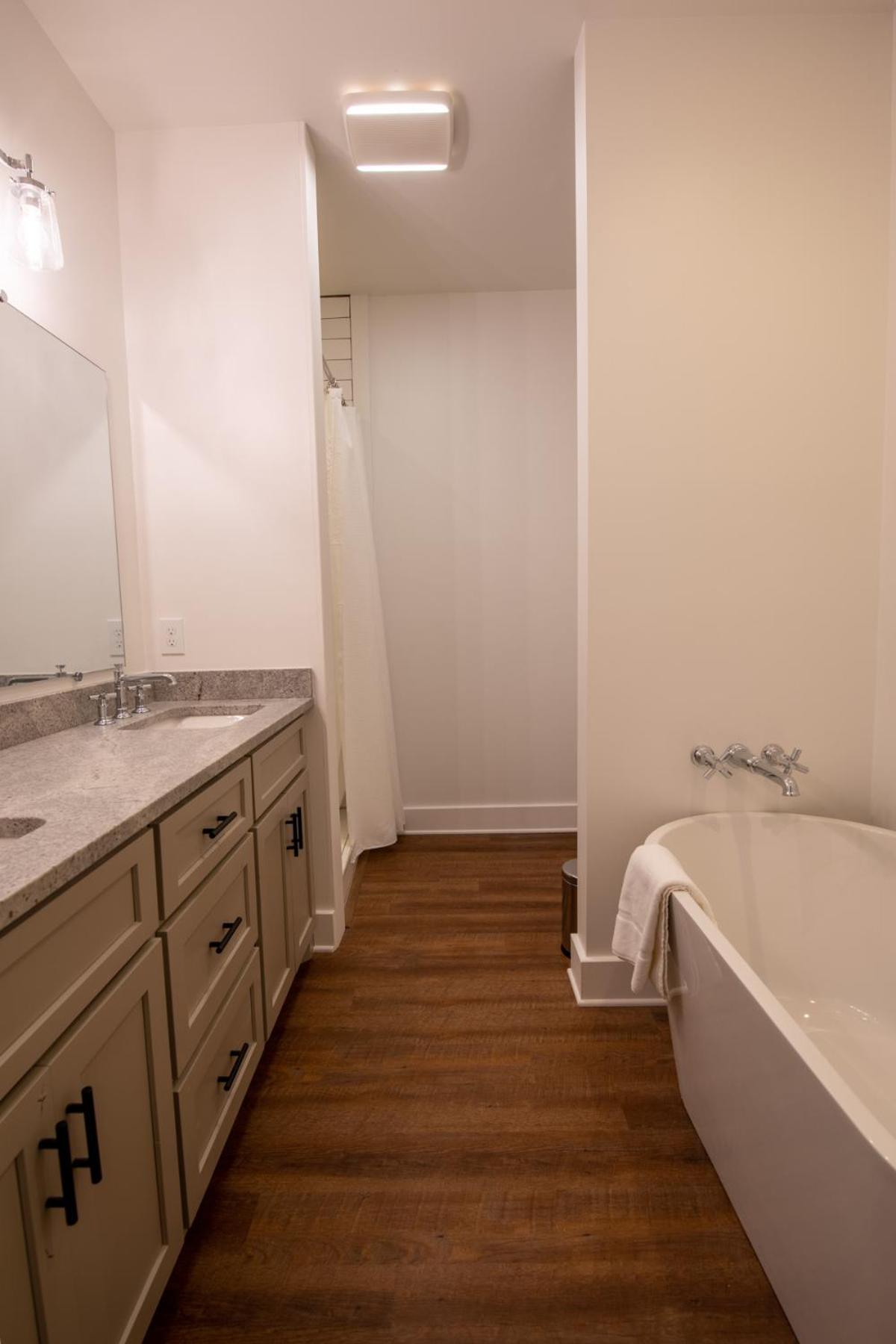 Deluxe Family Suite - Photo 10