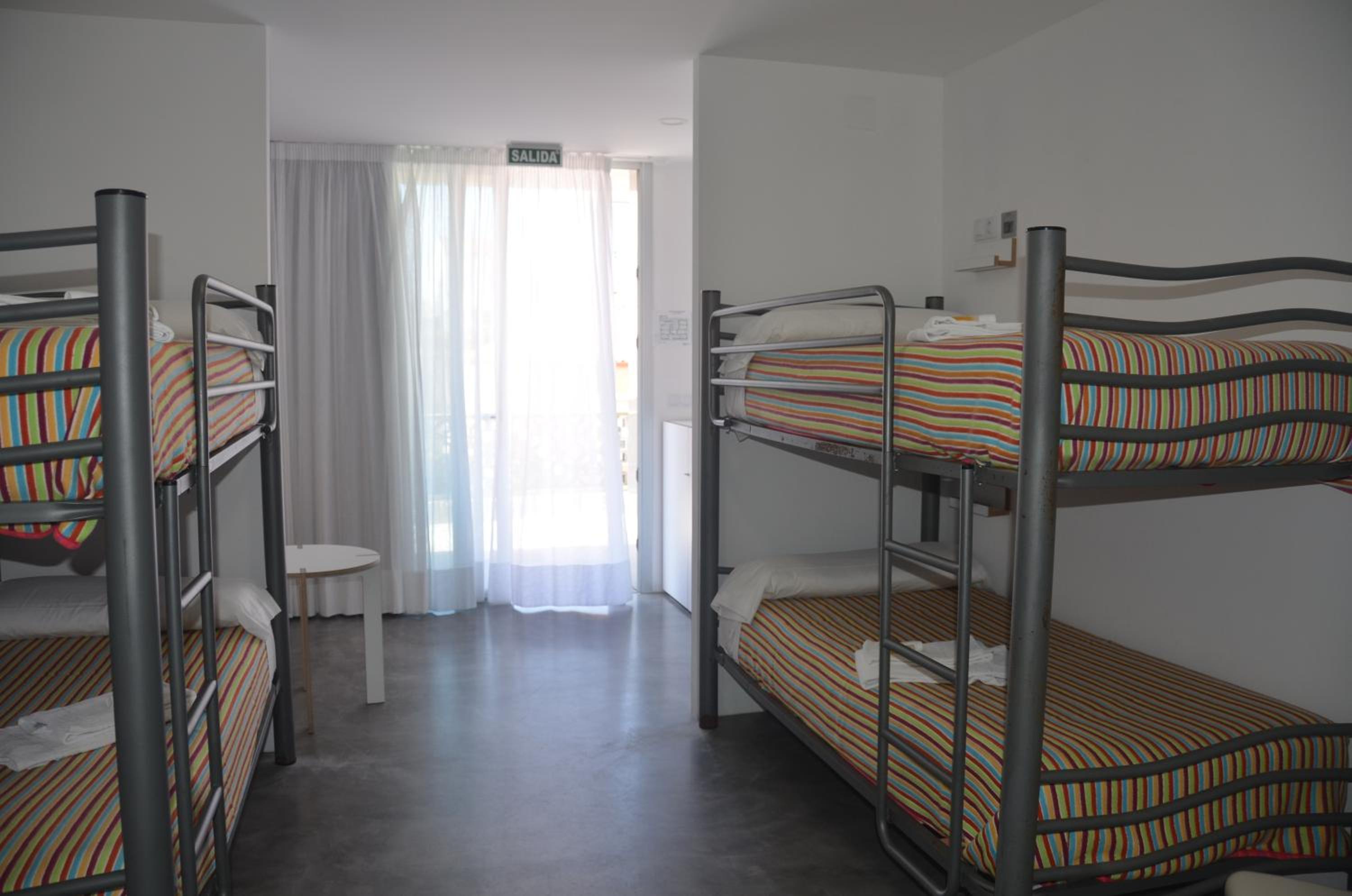 Quadruple Room with Private Bathroom photo 3
