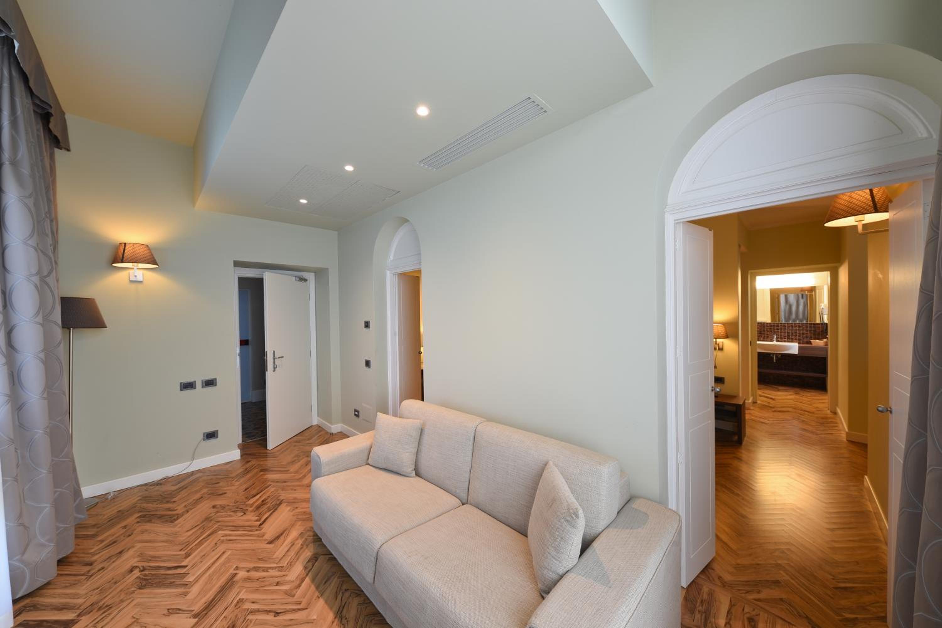 Suite - Photo 1