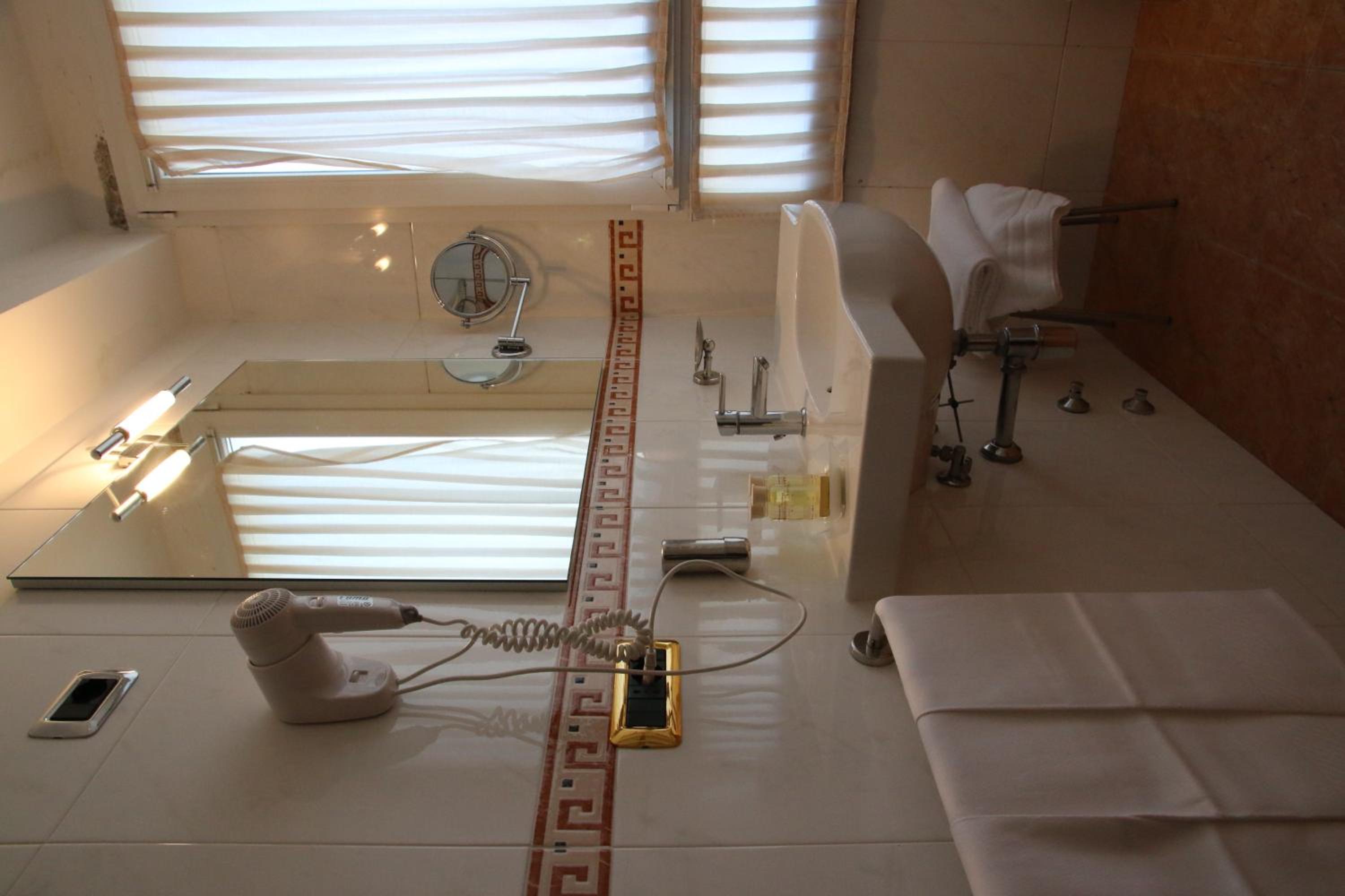 Standard Triple Room - Photo 6