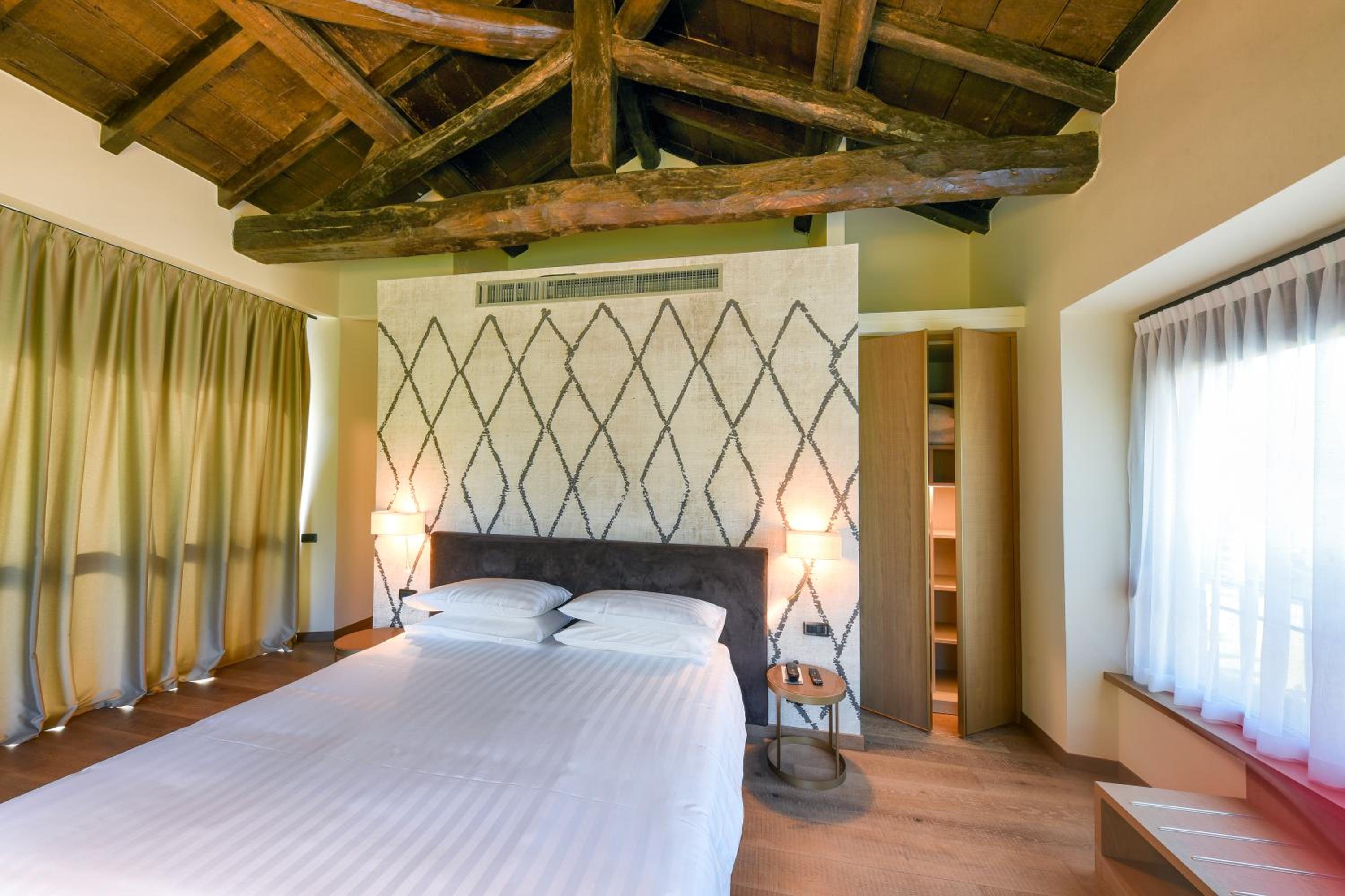 Superior King Room - Photo 4