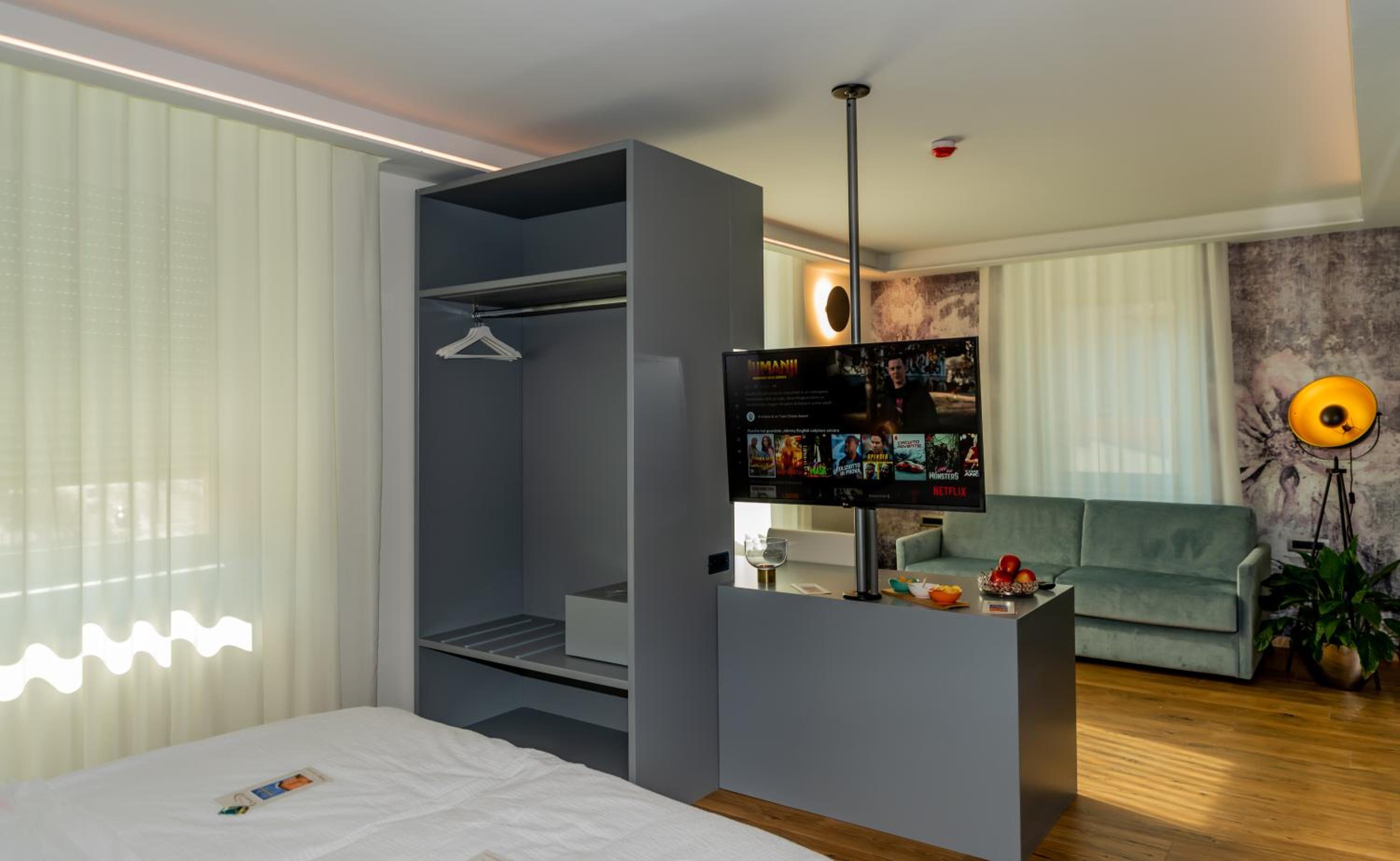 Deluxe Junior Suite - Photo 9