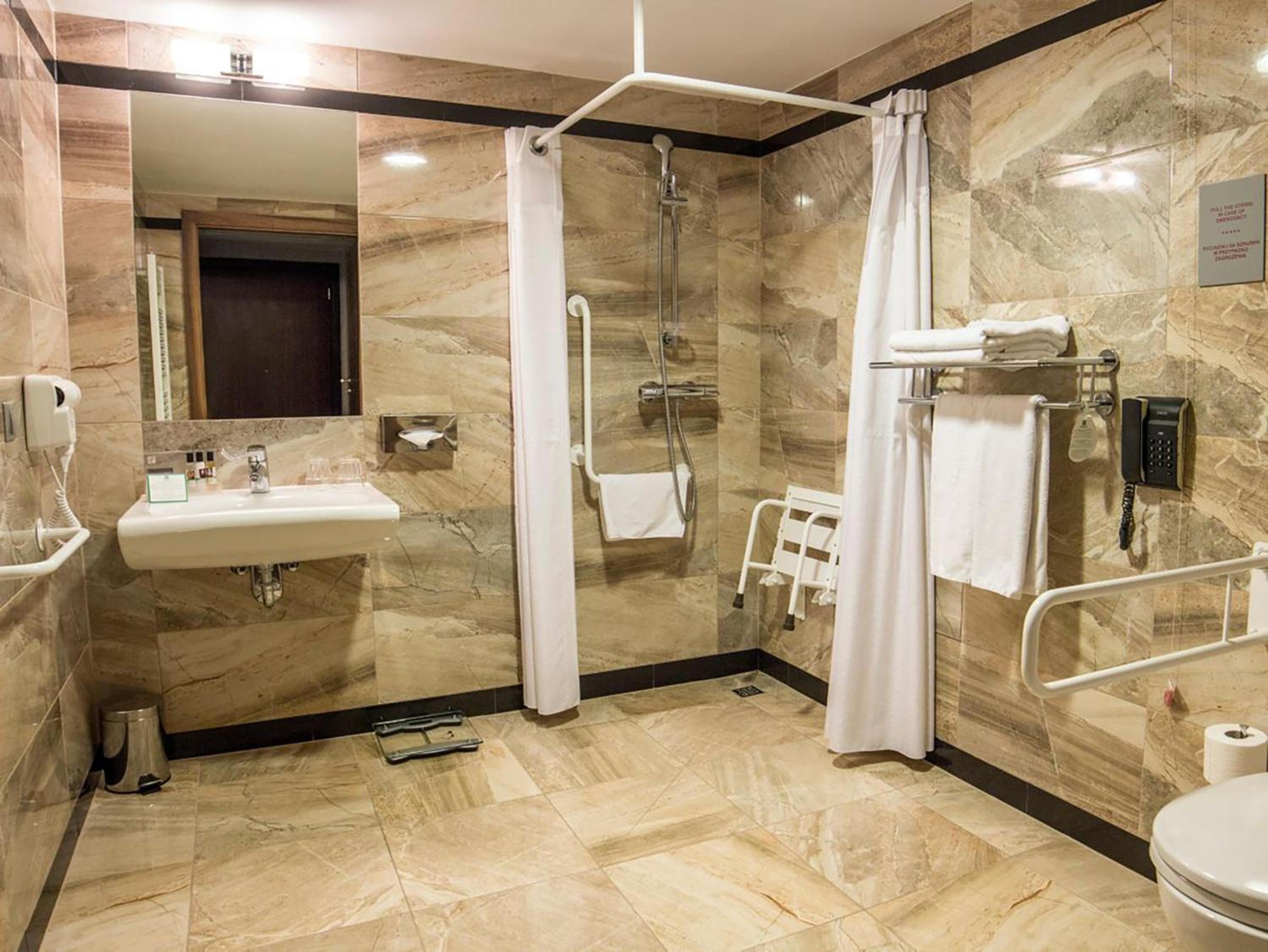 Standard Queen Room - Accessible photo 3