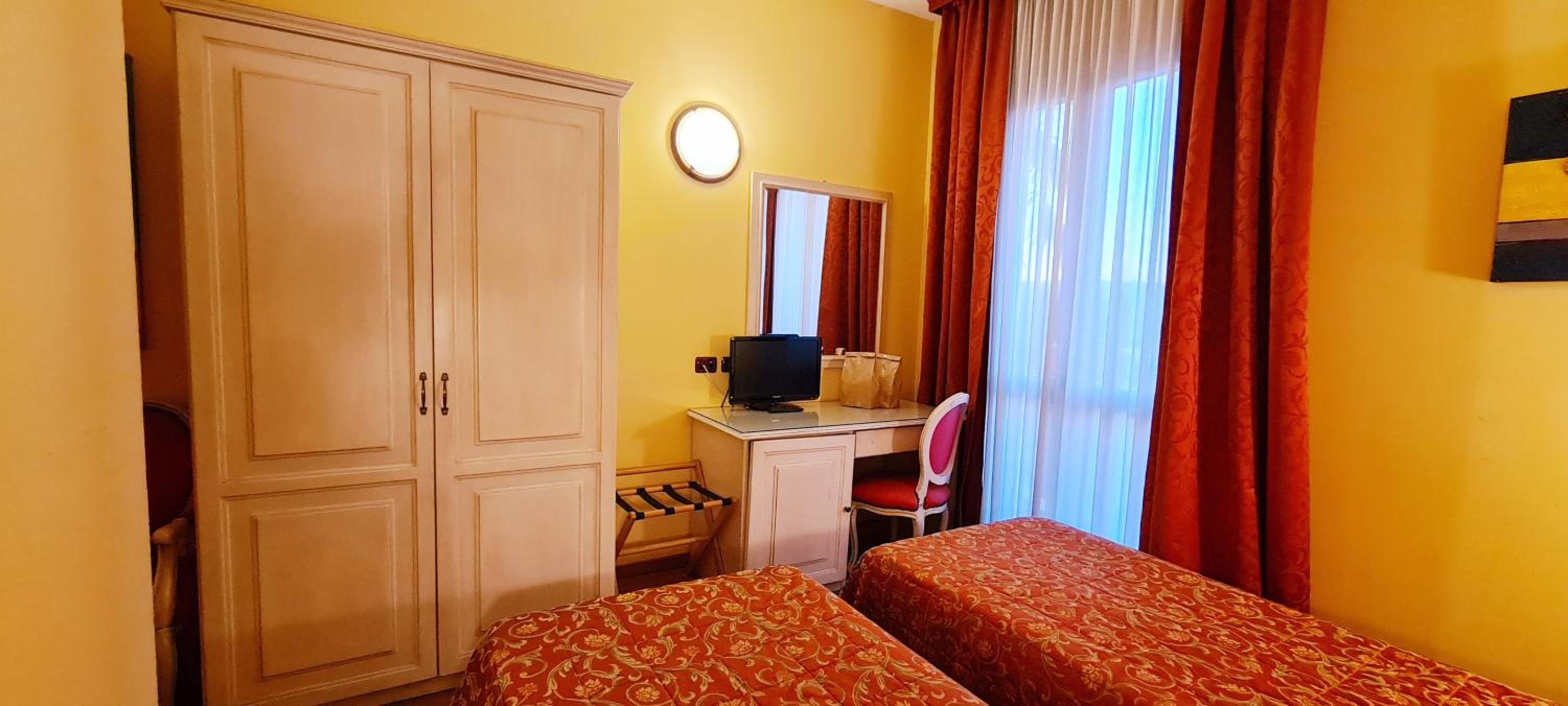 Economy Twin Room photo 2