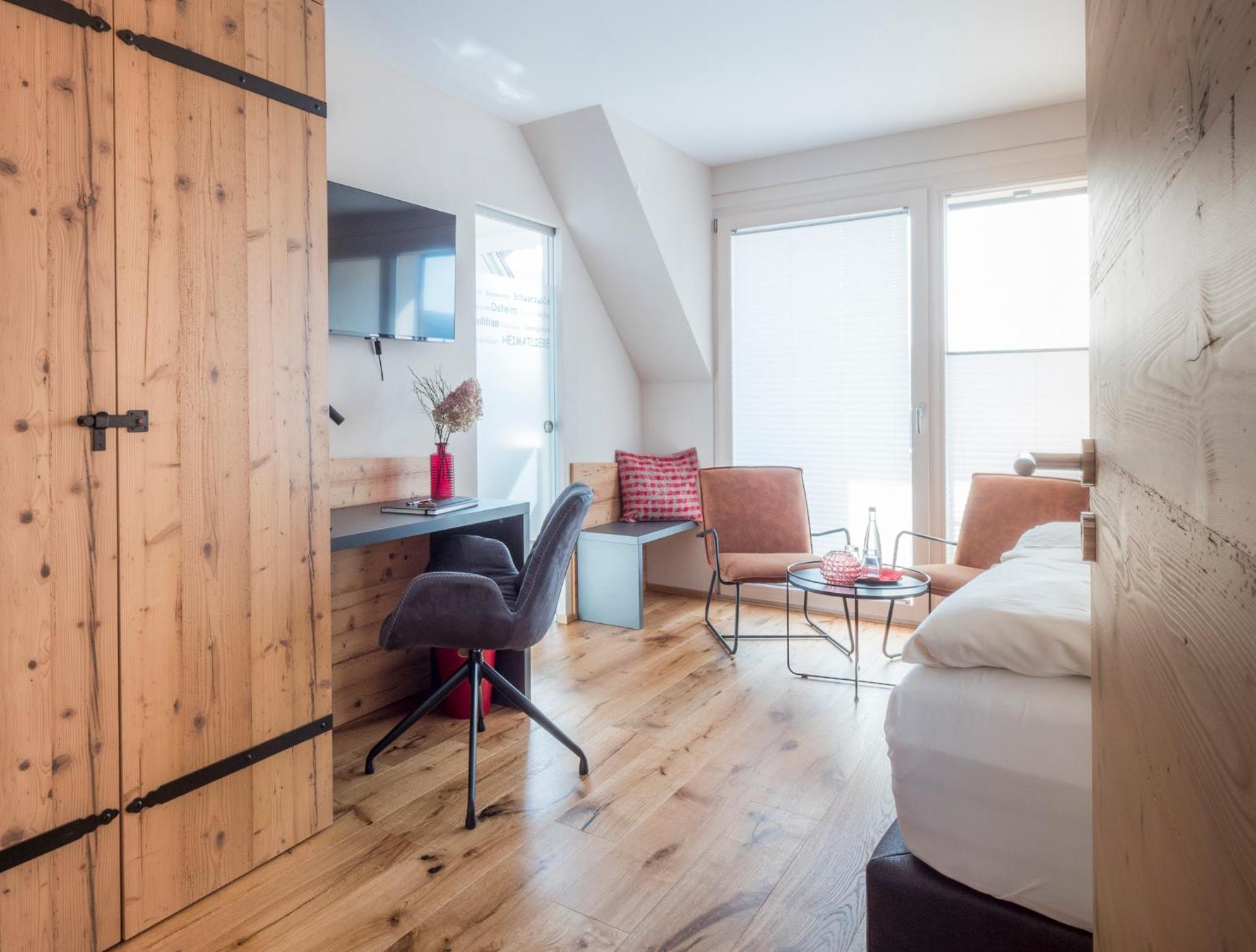 Double Room with Balcony - Photo 3