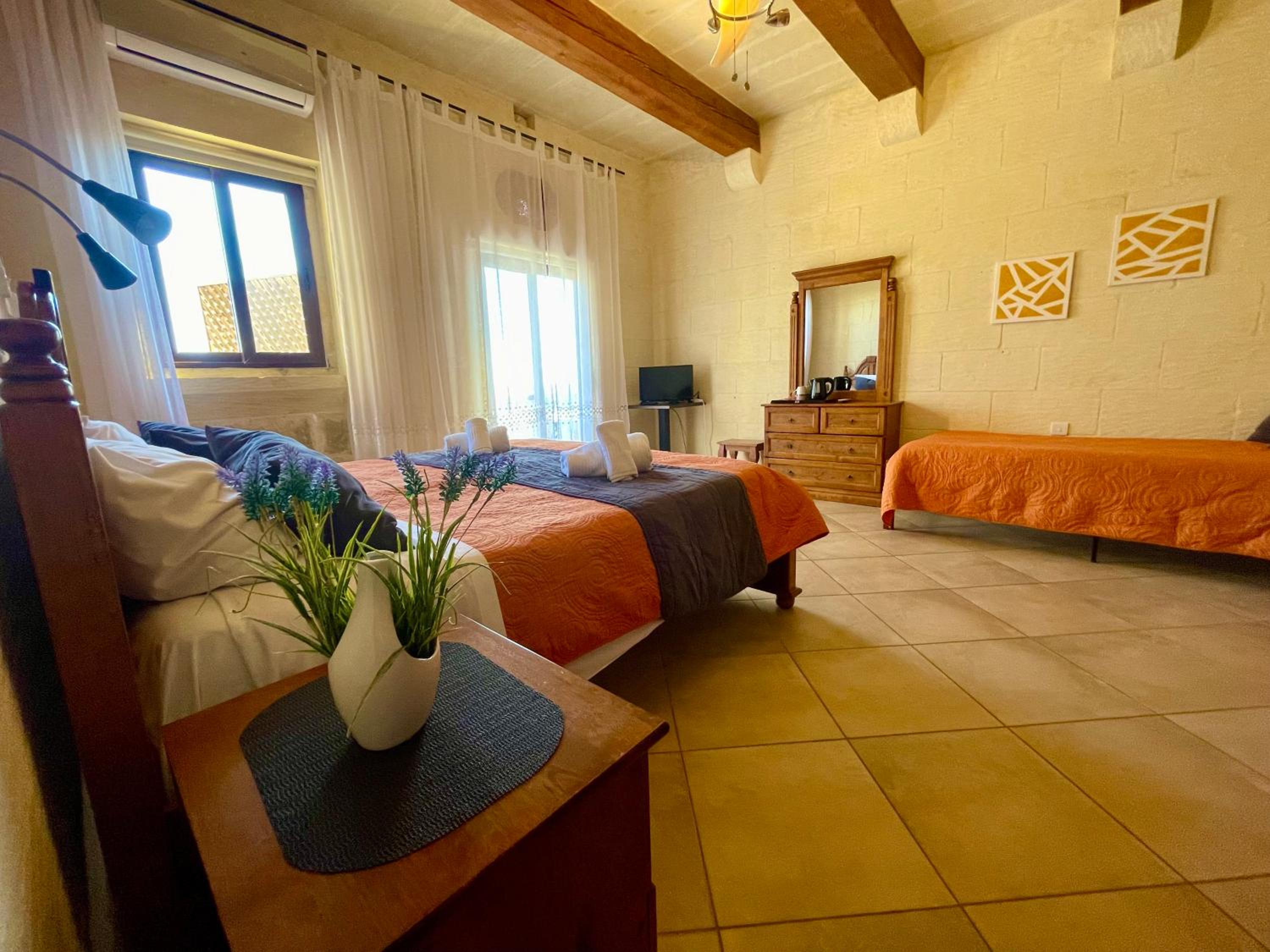 Dreibettzimmer mit eigenem externen Bad