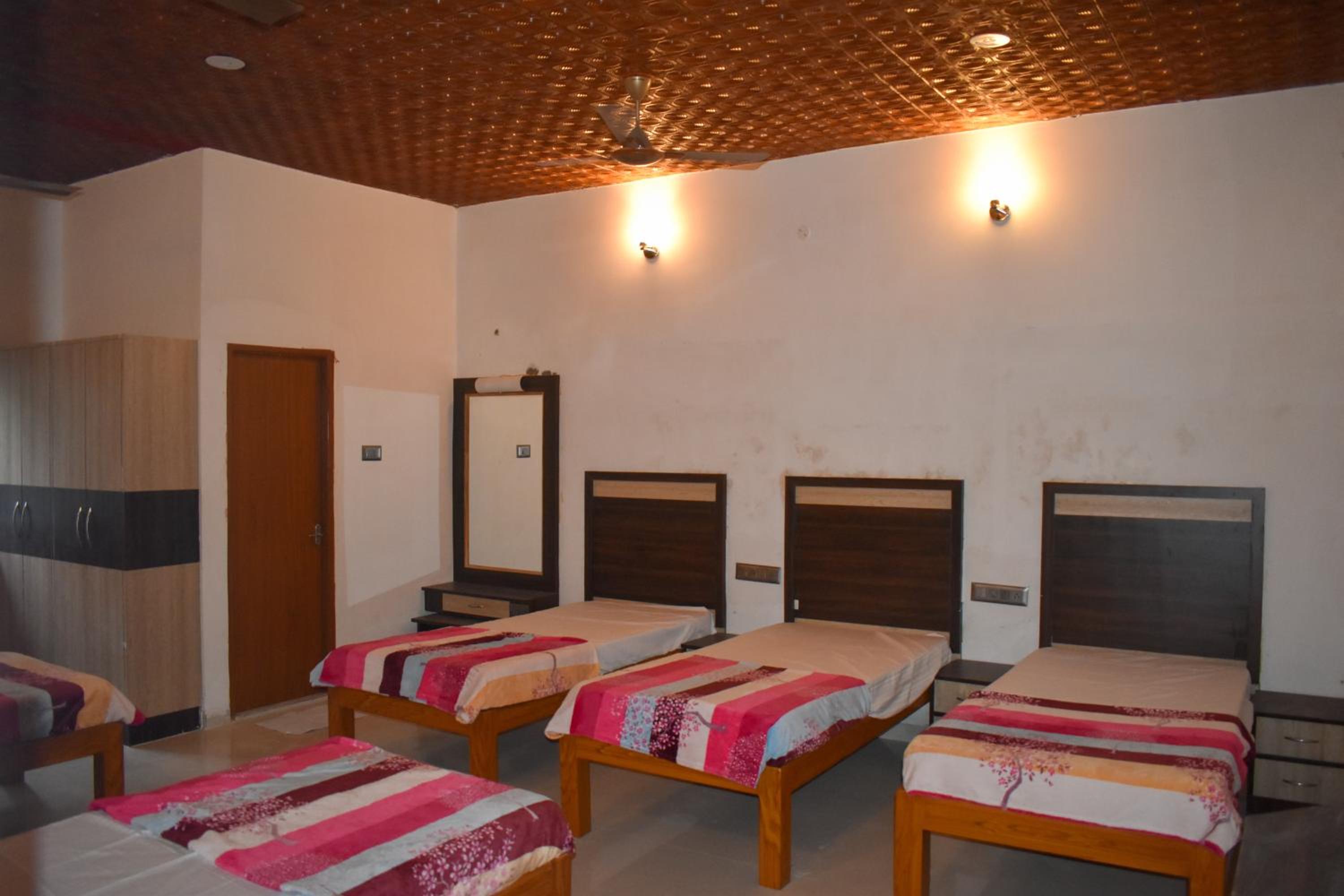Deluxe Family Suite - Photo 18