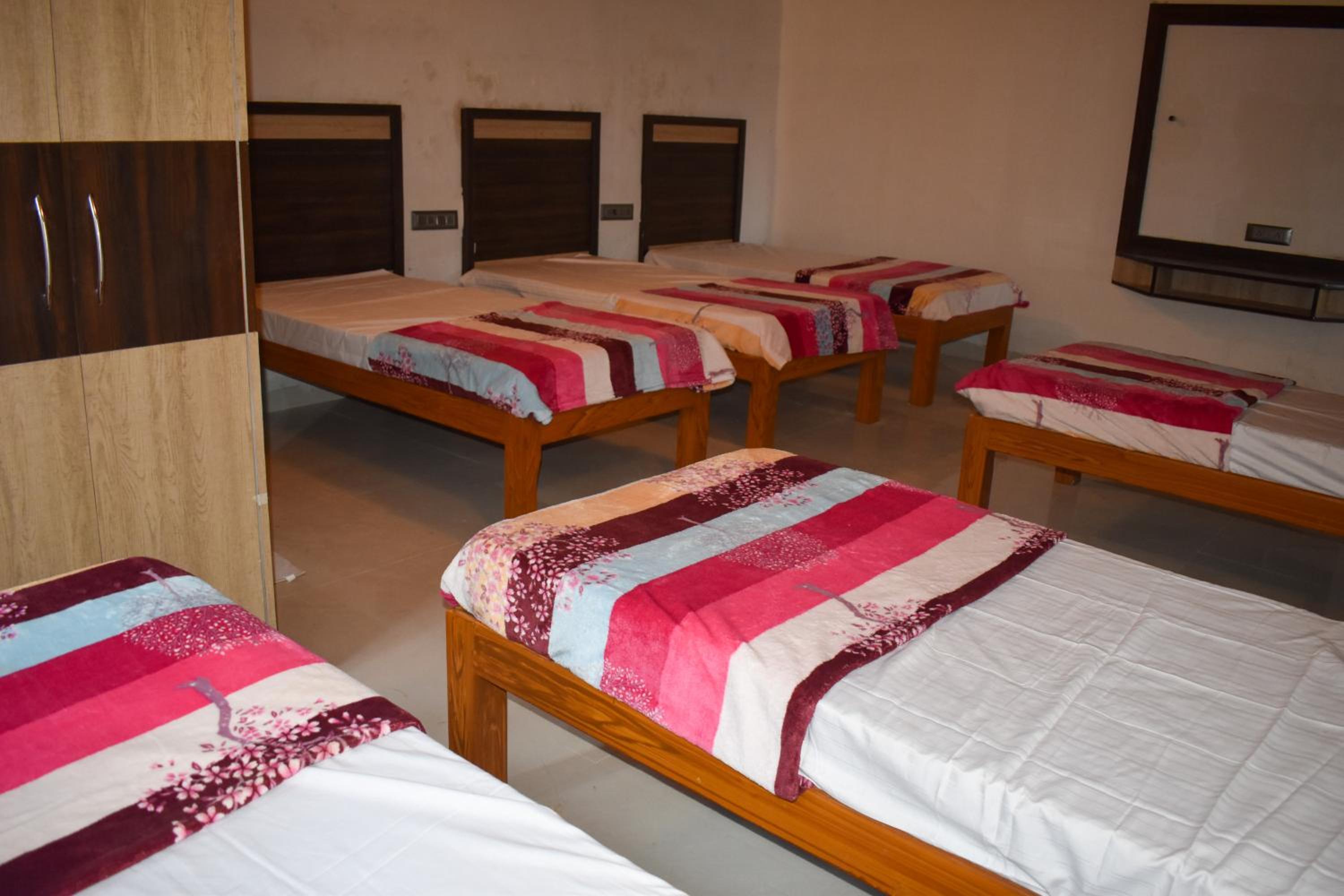 Deluxe Family Suite - Photo 14