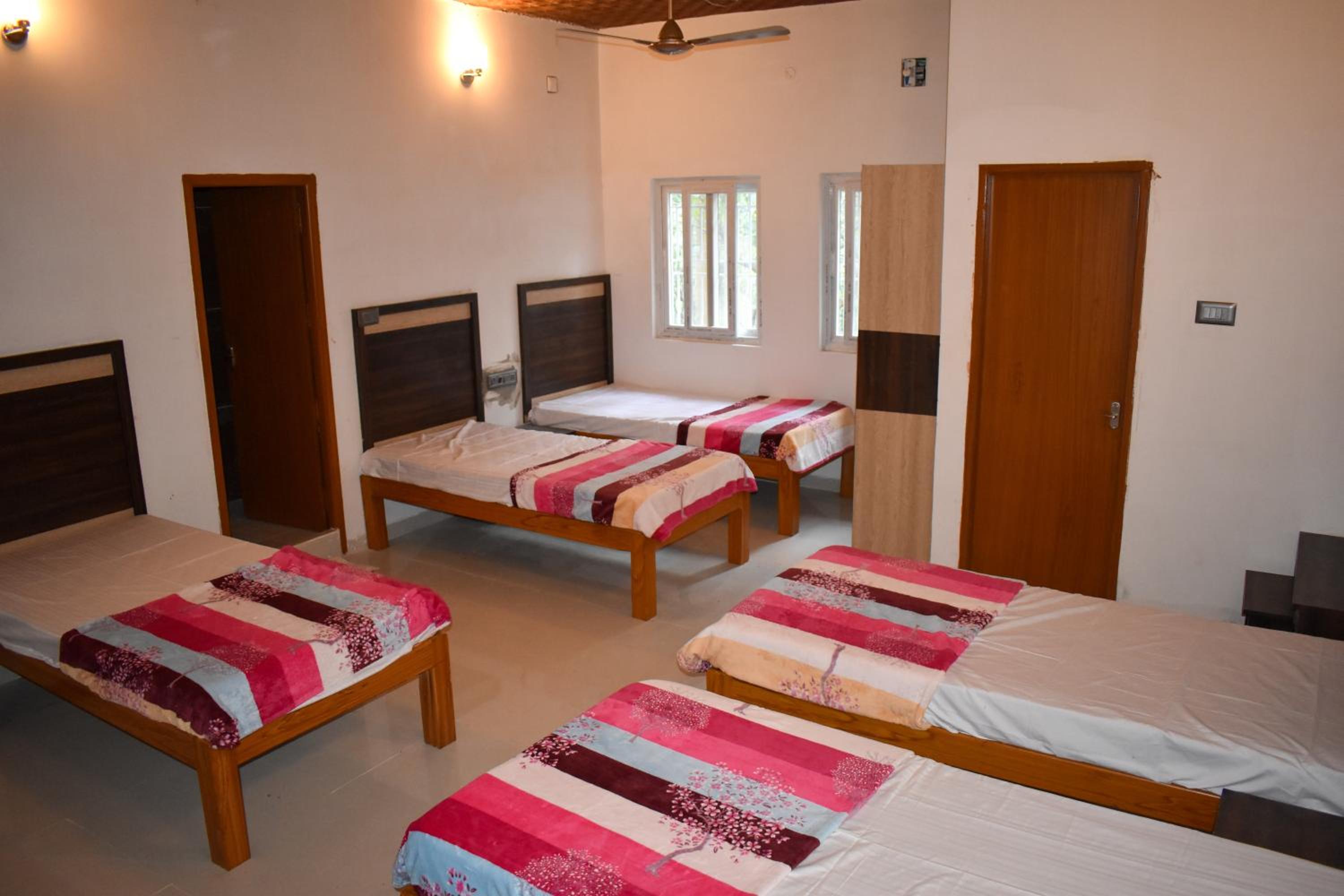 Deluxe Family Suite - Photo 16