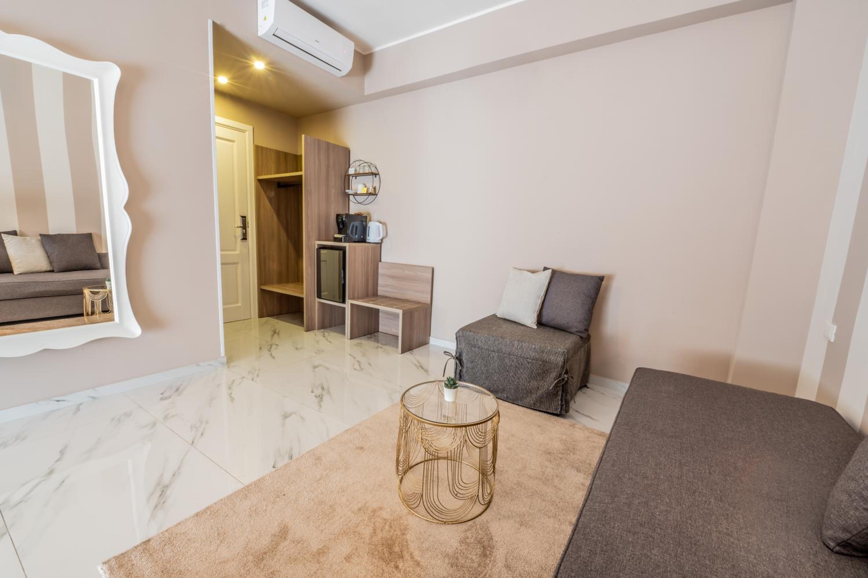 King Suite with Balcony - Photo 4