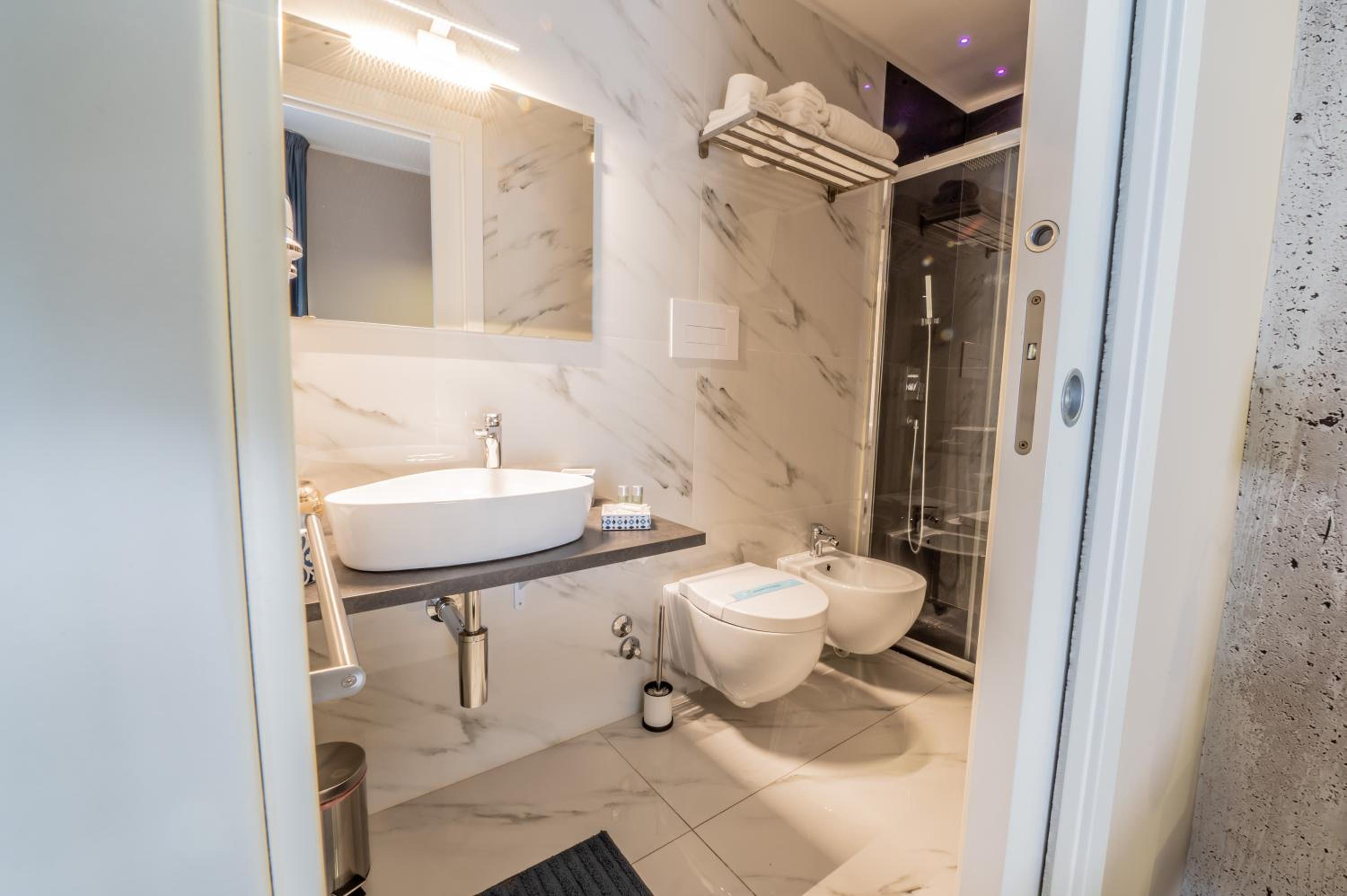 Double Room with Balcony - Photo 5