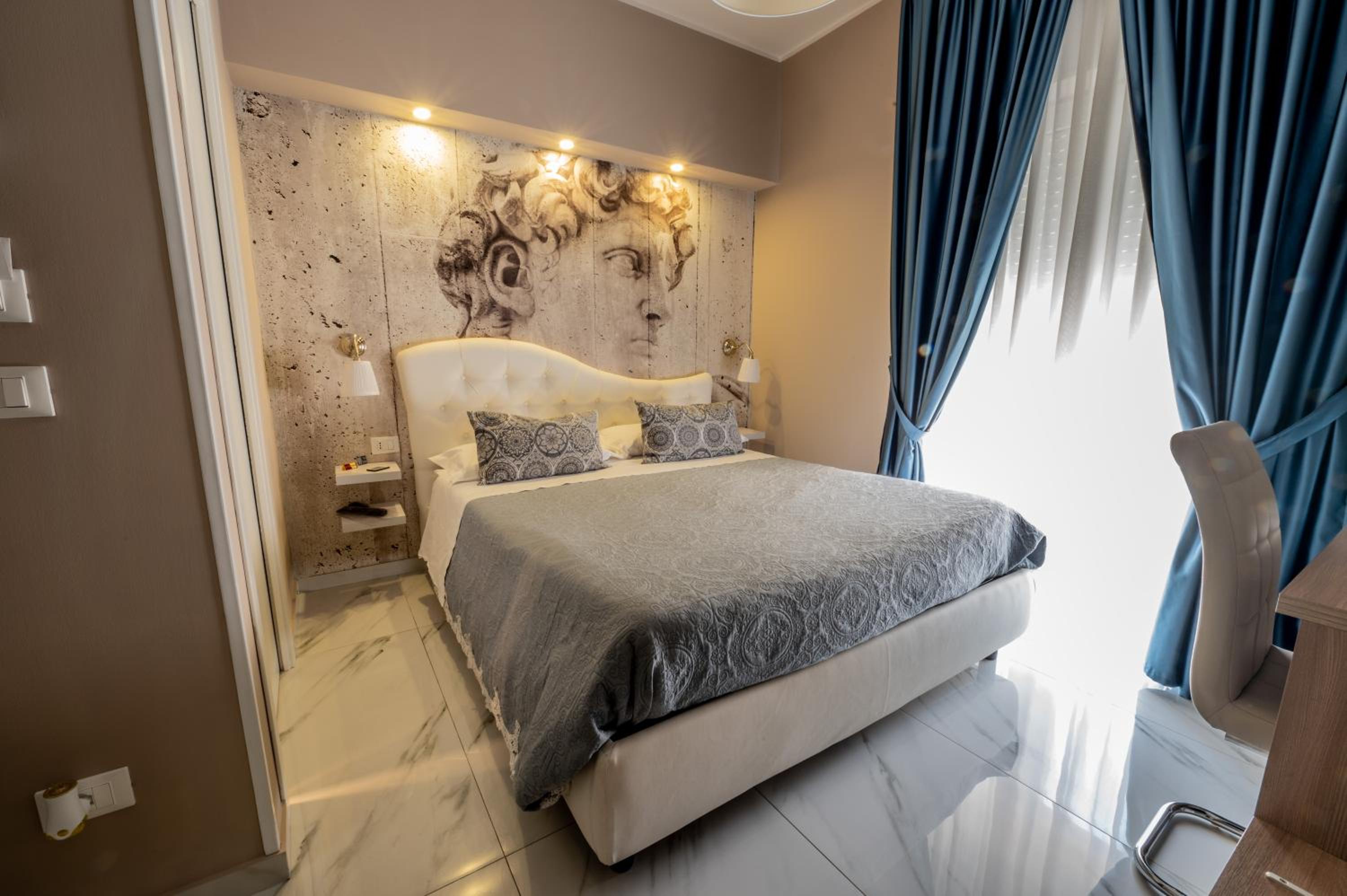Double Room with Balcony - Photo 2
