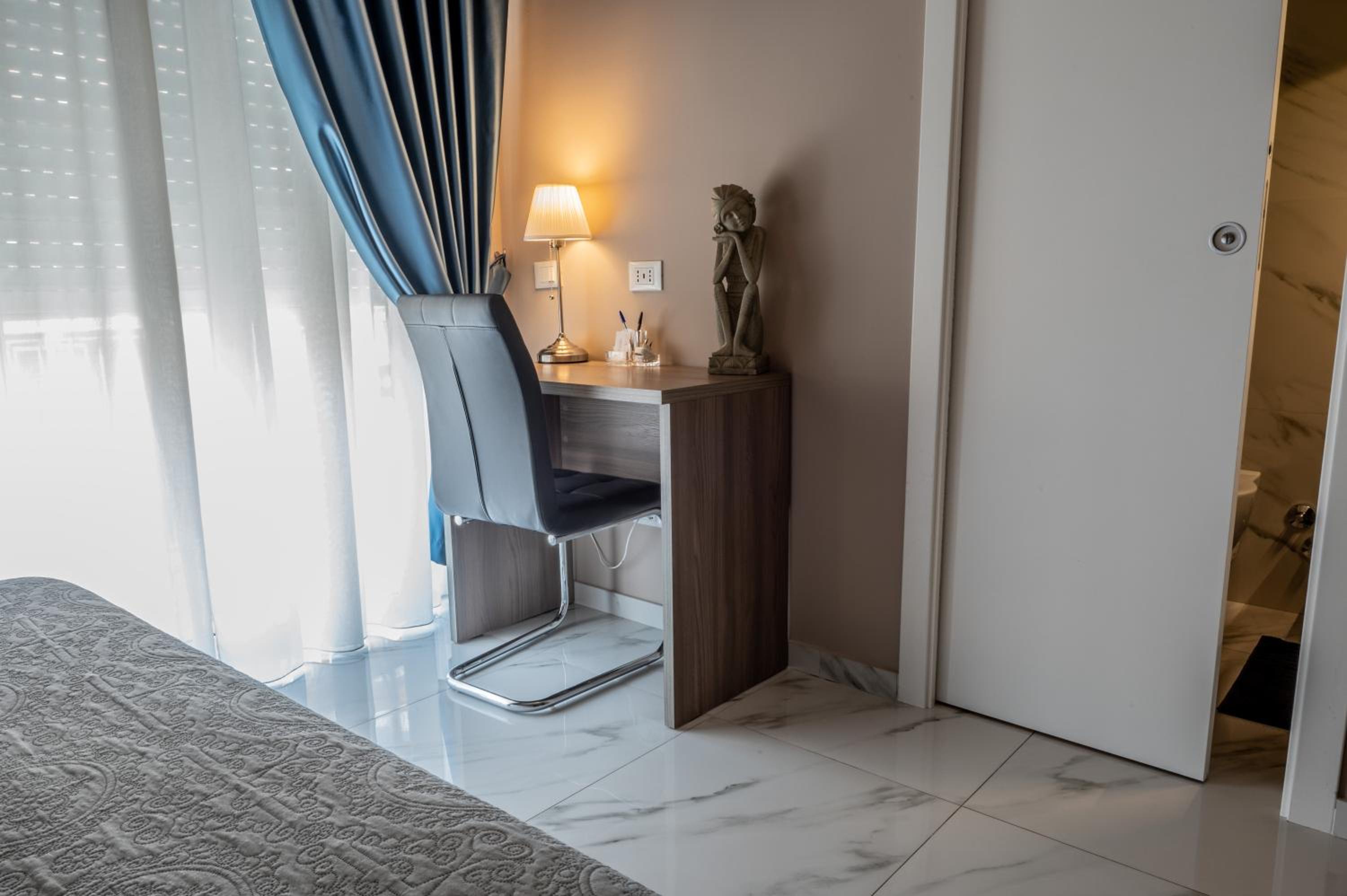 King Suite with Balcony - Photo 3