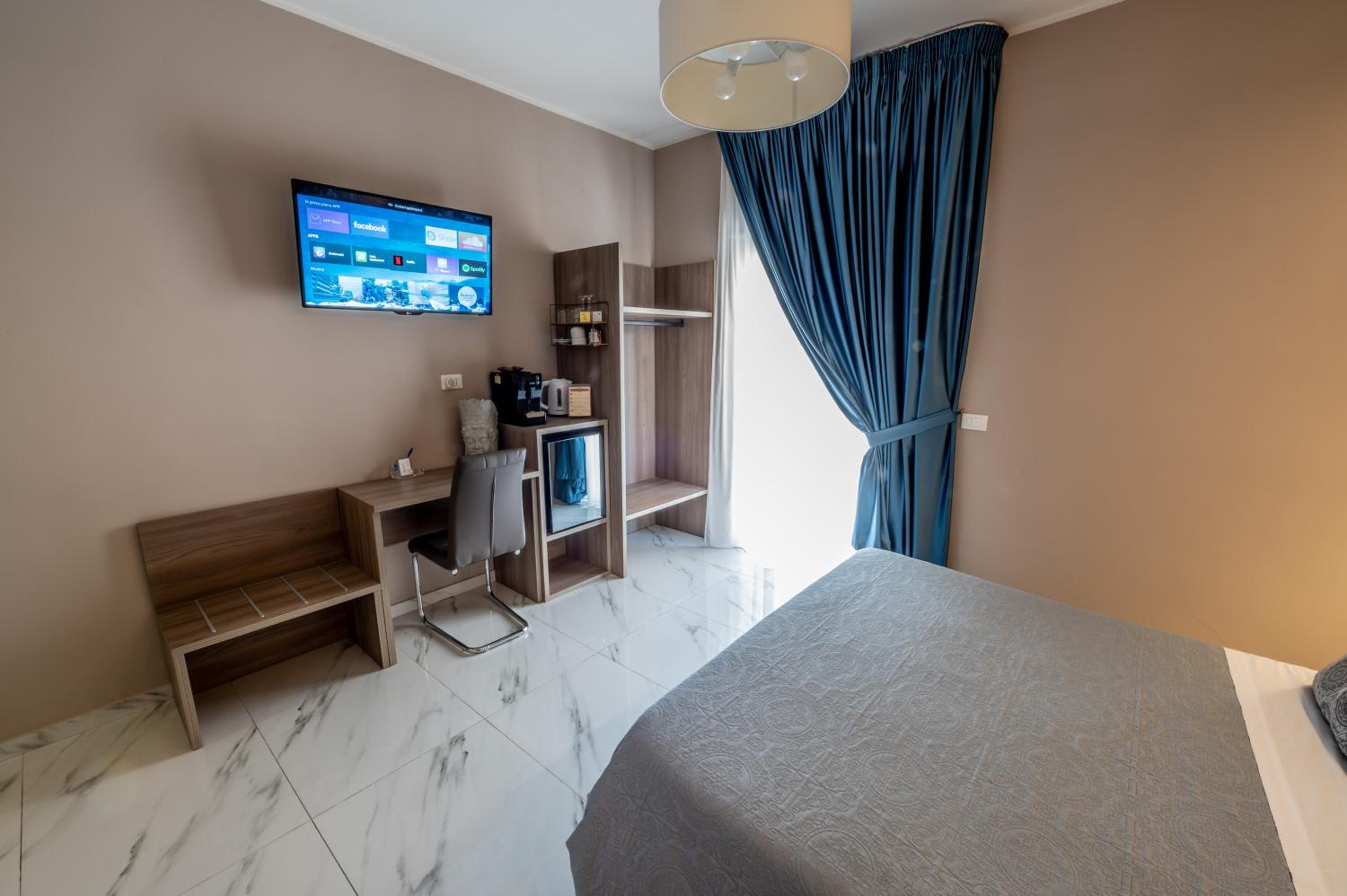 King Room with Balcony - Photo 3