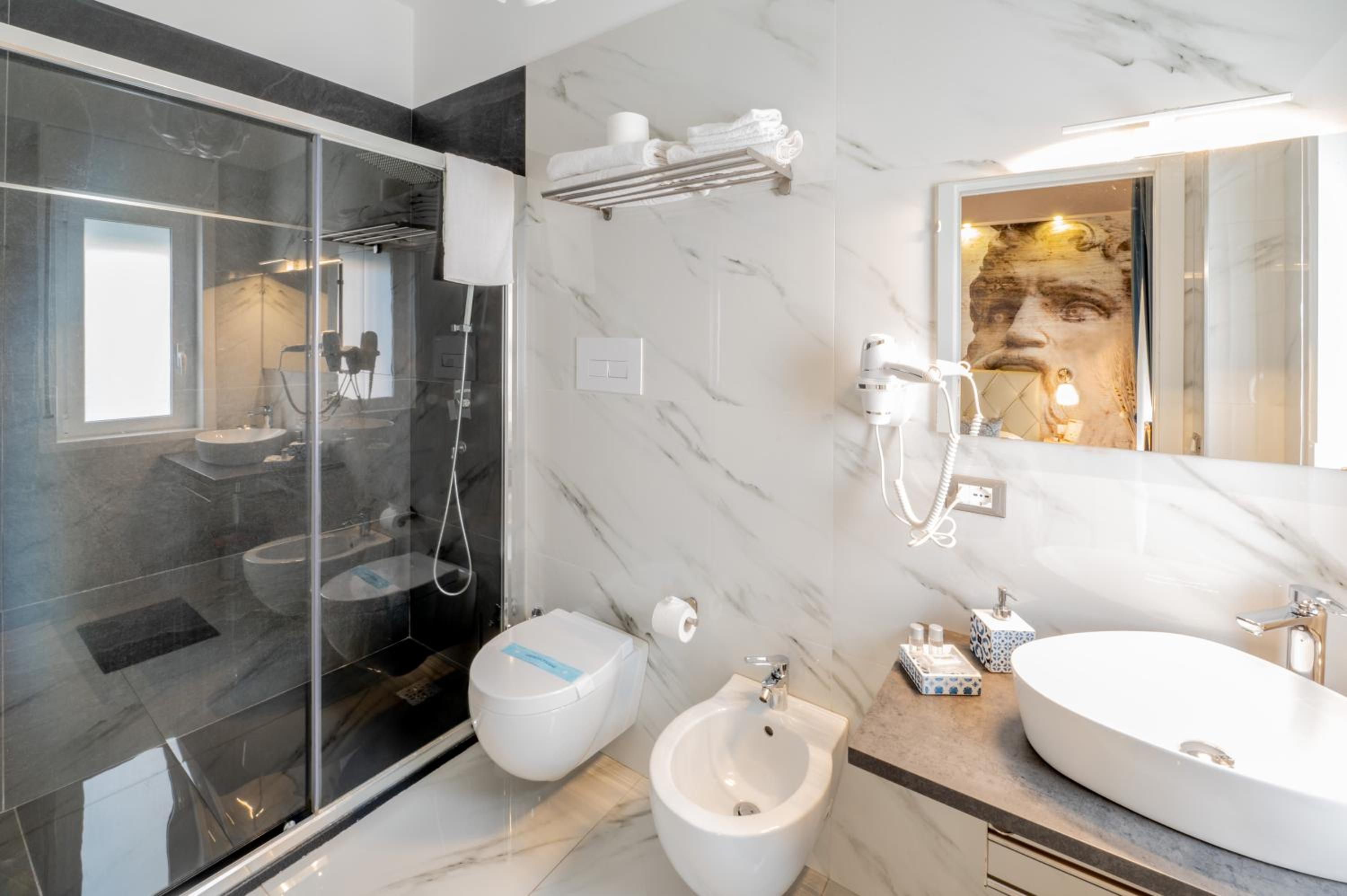 Deluxe Double Room with Balcony - Photo 7