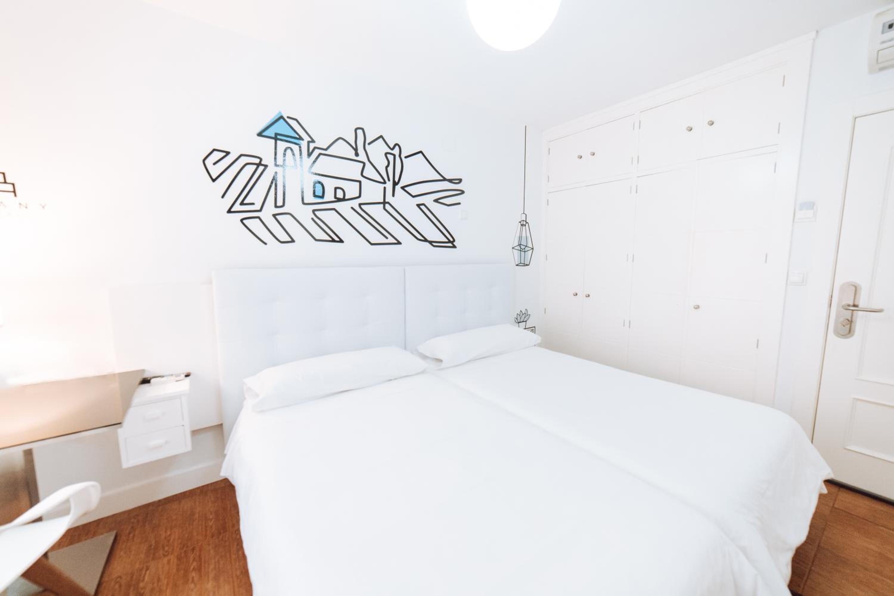 Twin Room with Private External Bathroom - Photo 2