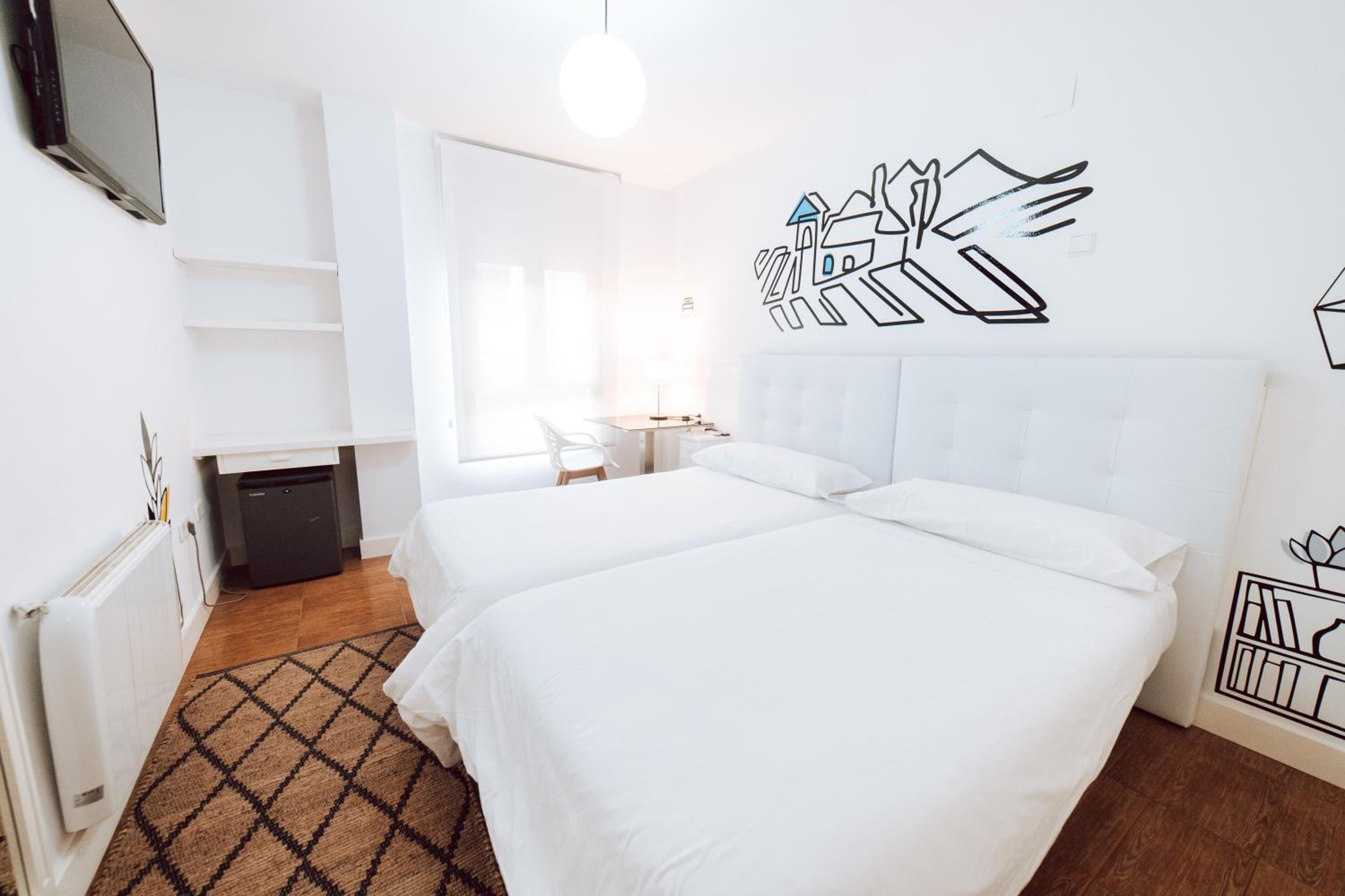 Twin Room with Private External Bathroom - Photo 3