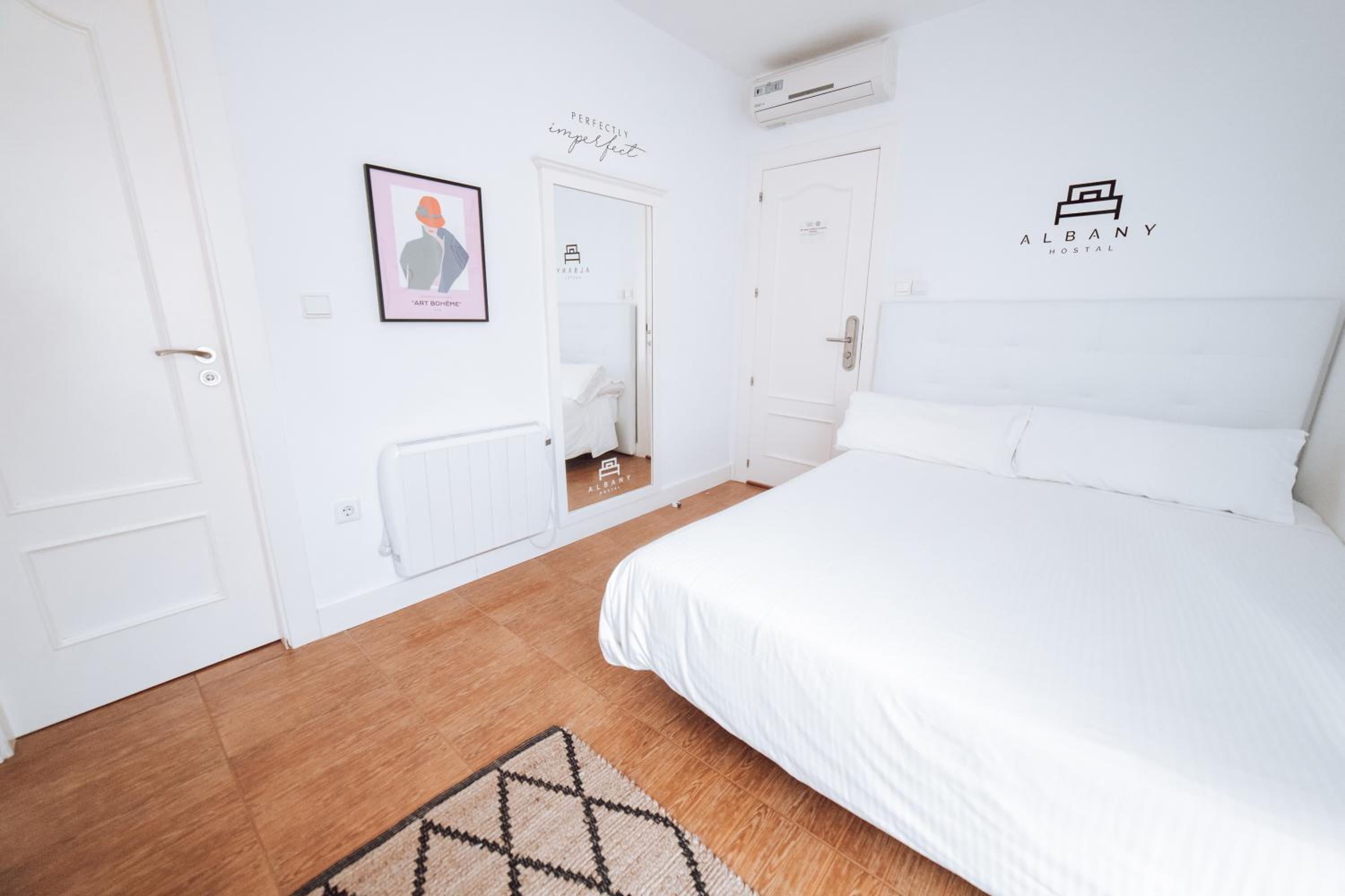 Double Room with Private Bathroom - Photo 2