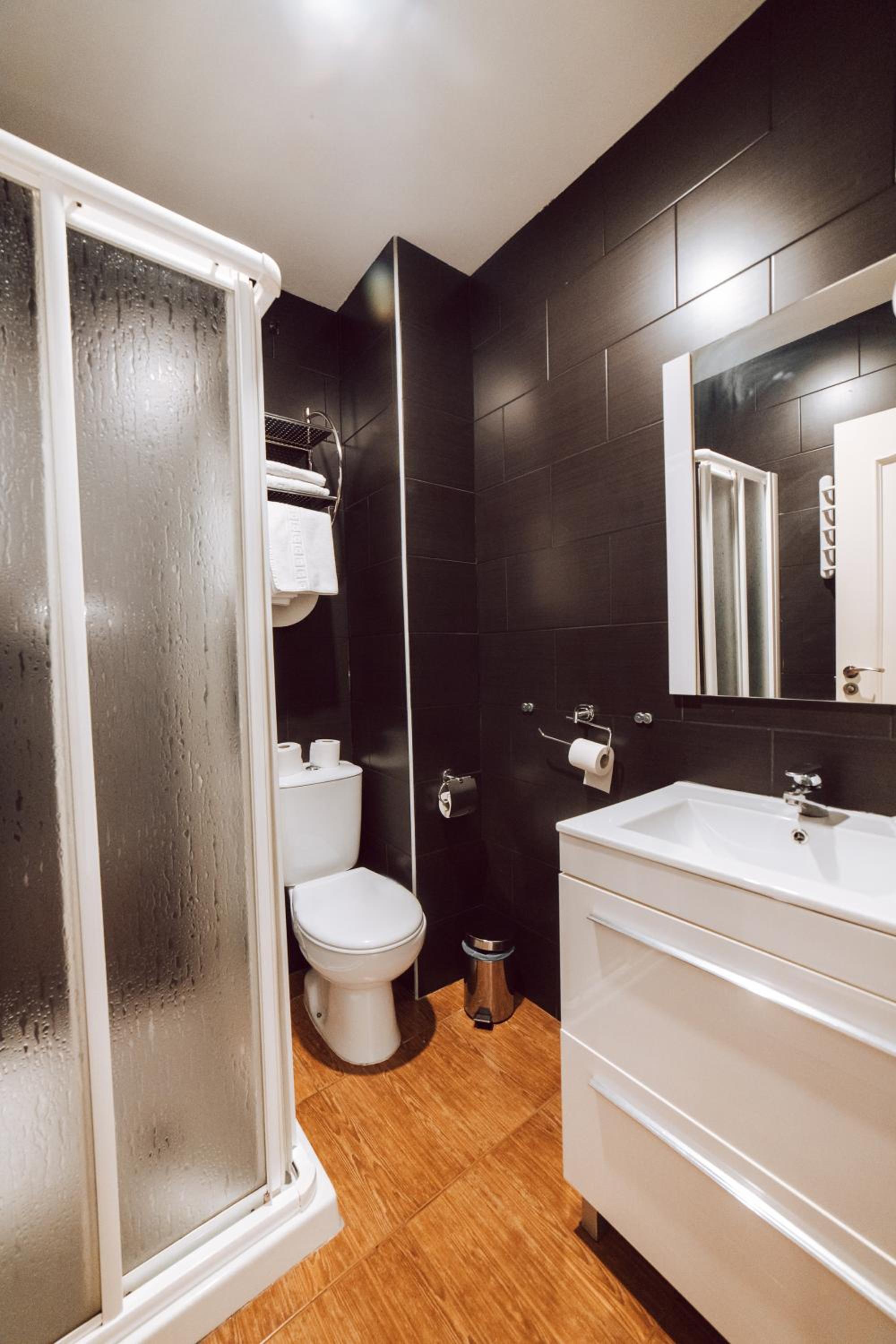 Double Room with Private Bathroom - Photo 3