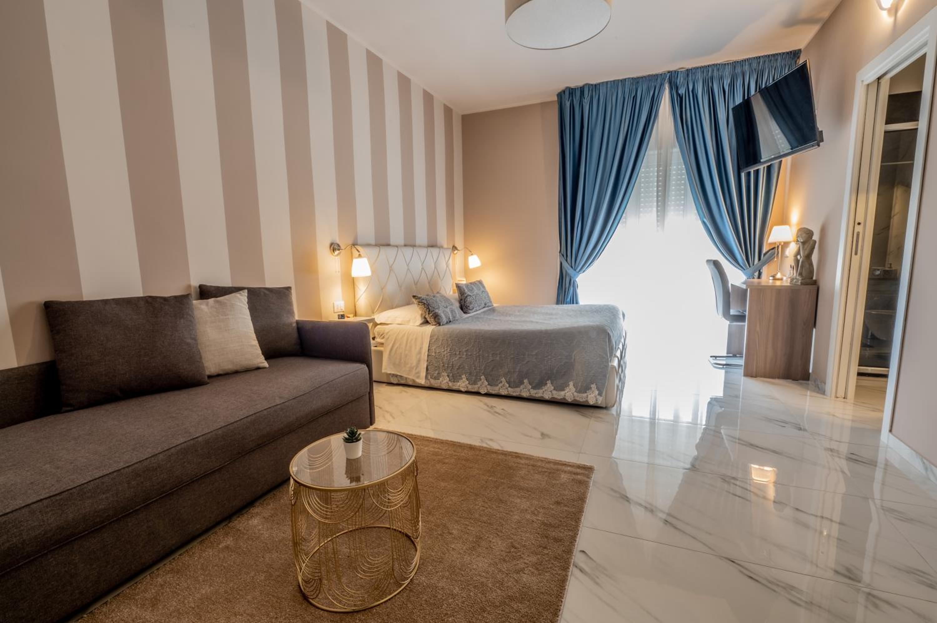 King Suite with Balcony - Photo 8