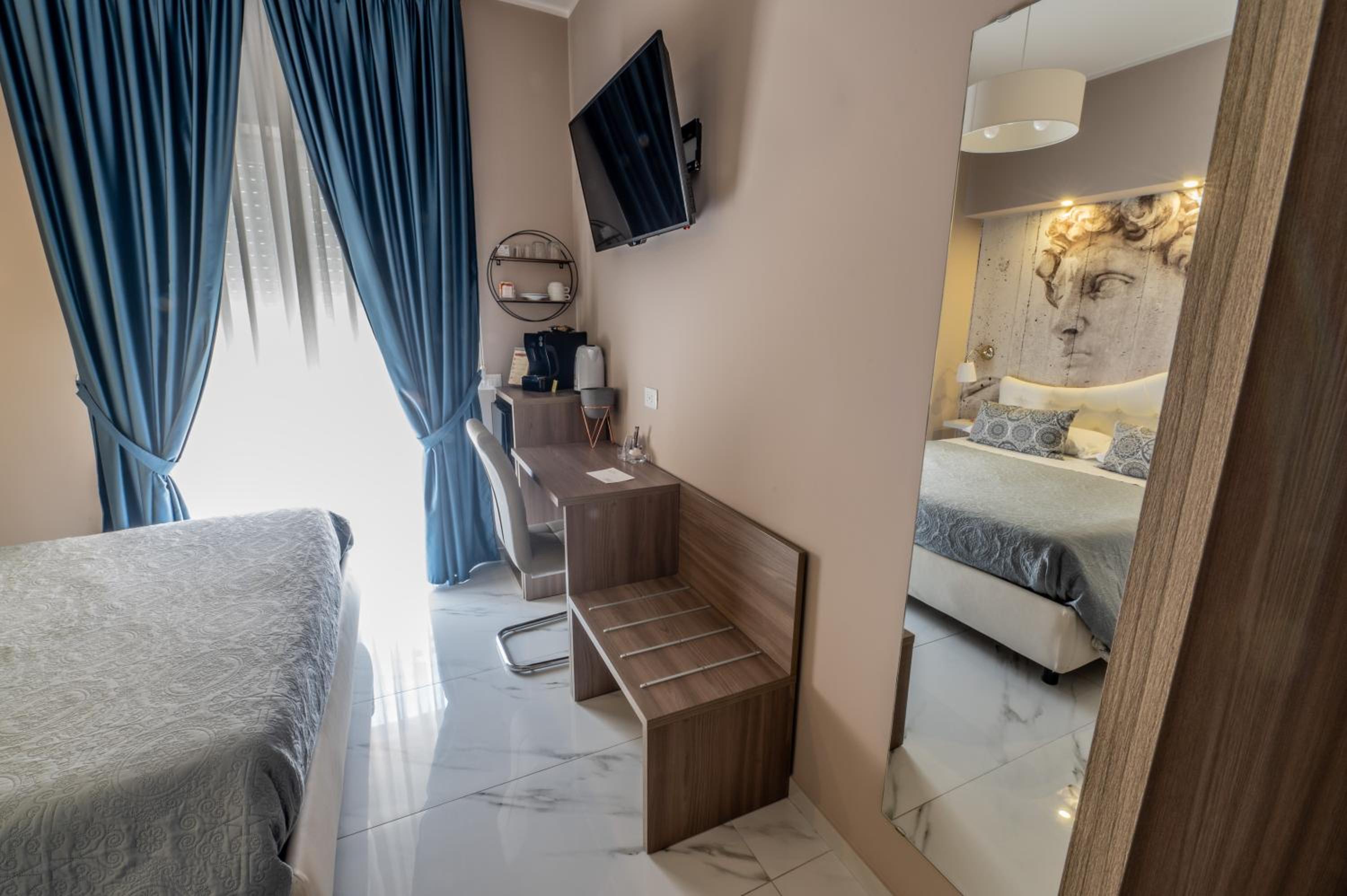 Double Room with Balcony - Photo 4