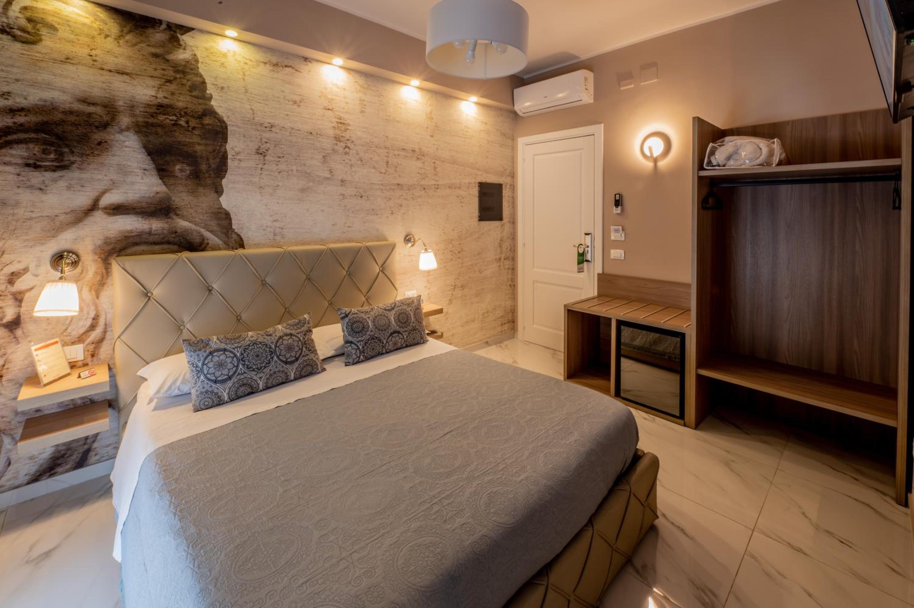 Deluxe Double Room with Balcony - Photo 5