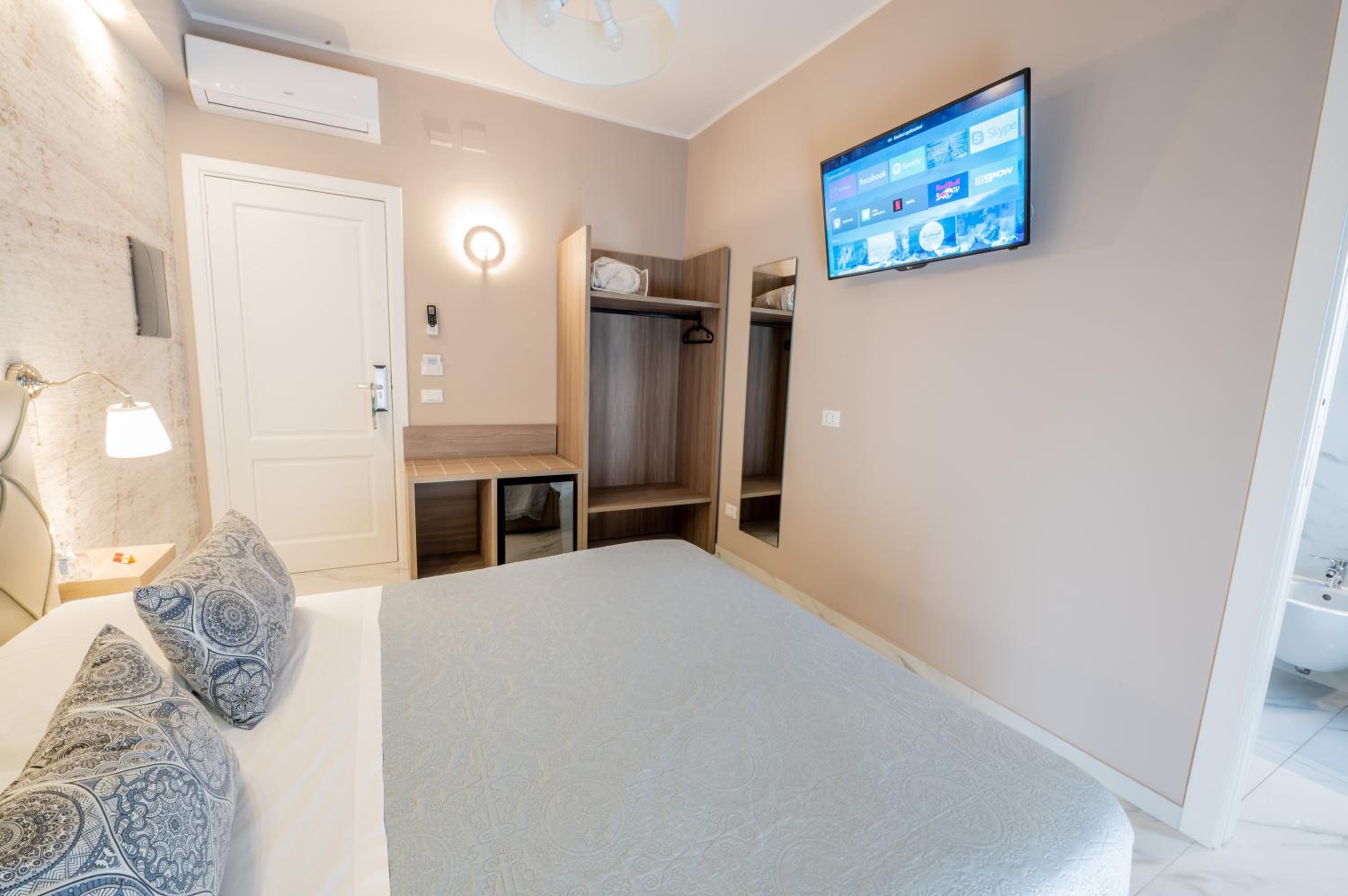 Deluxe Double Room with Balcony - Photo 2