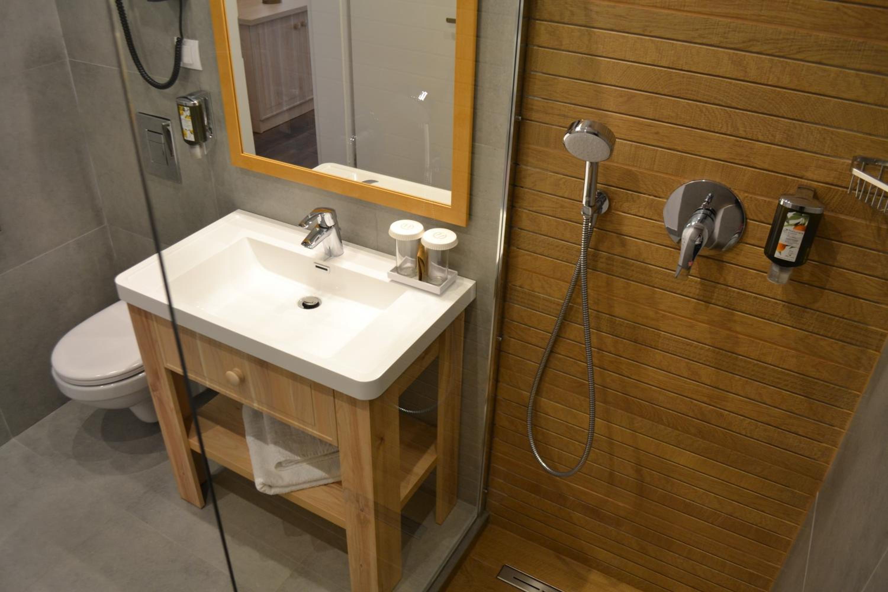 Deluxe Double or Twin Room with Balcony - Photo 16