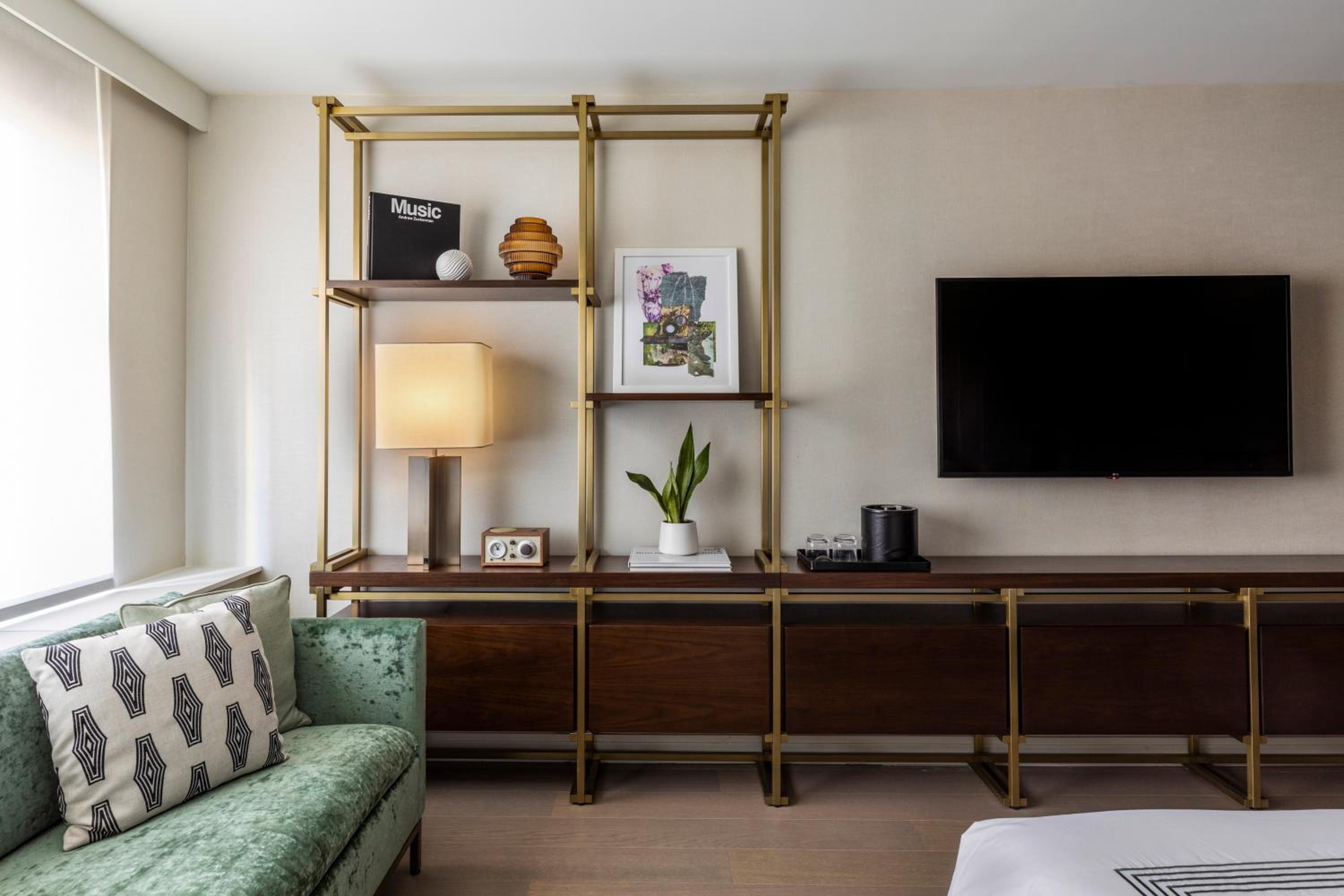 King Room with Accessible Tub - Disability Access thumbnail 5
