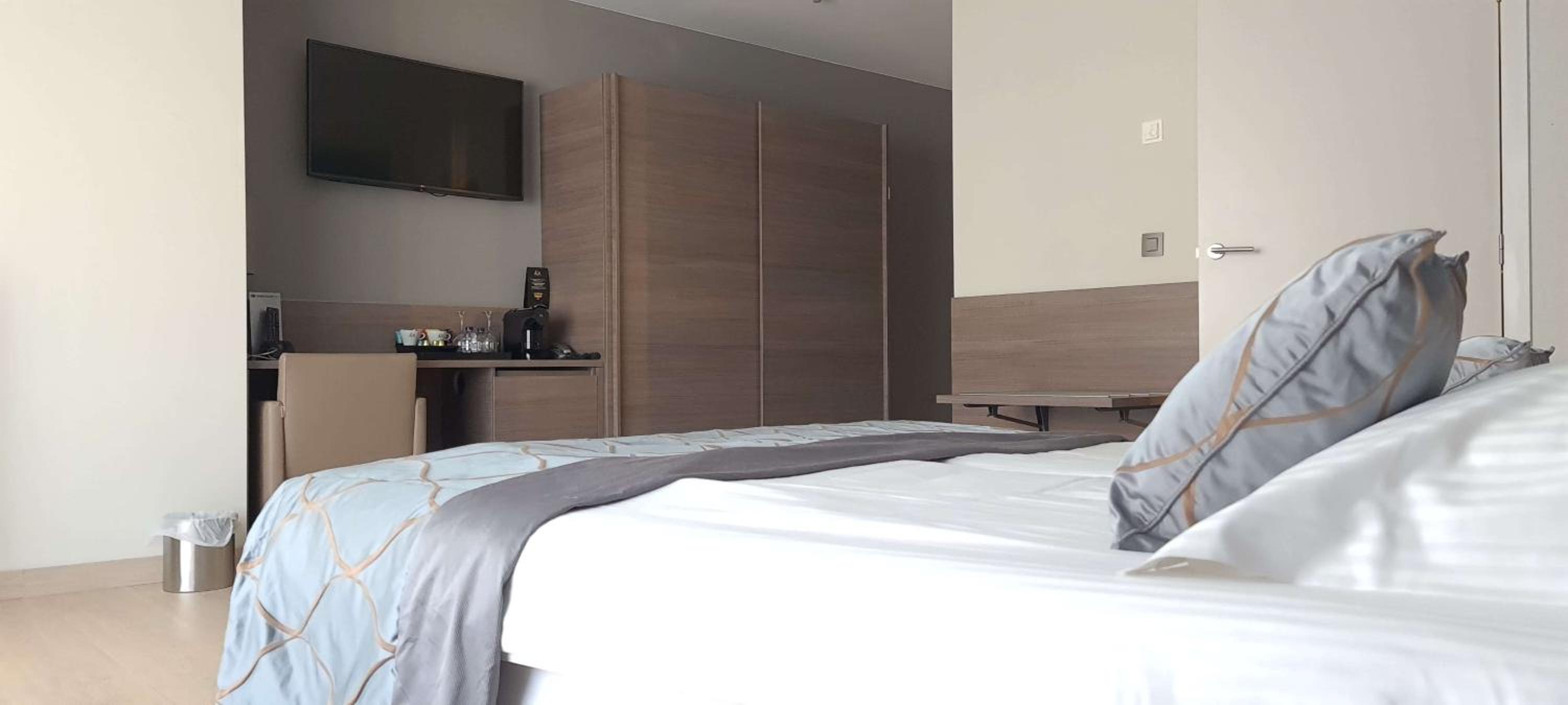 Premium Twin Room - Photo 4
