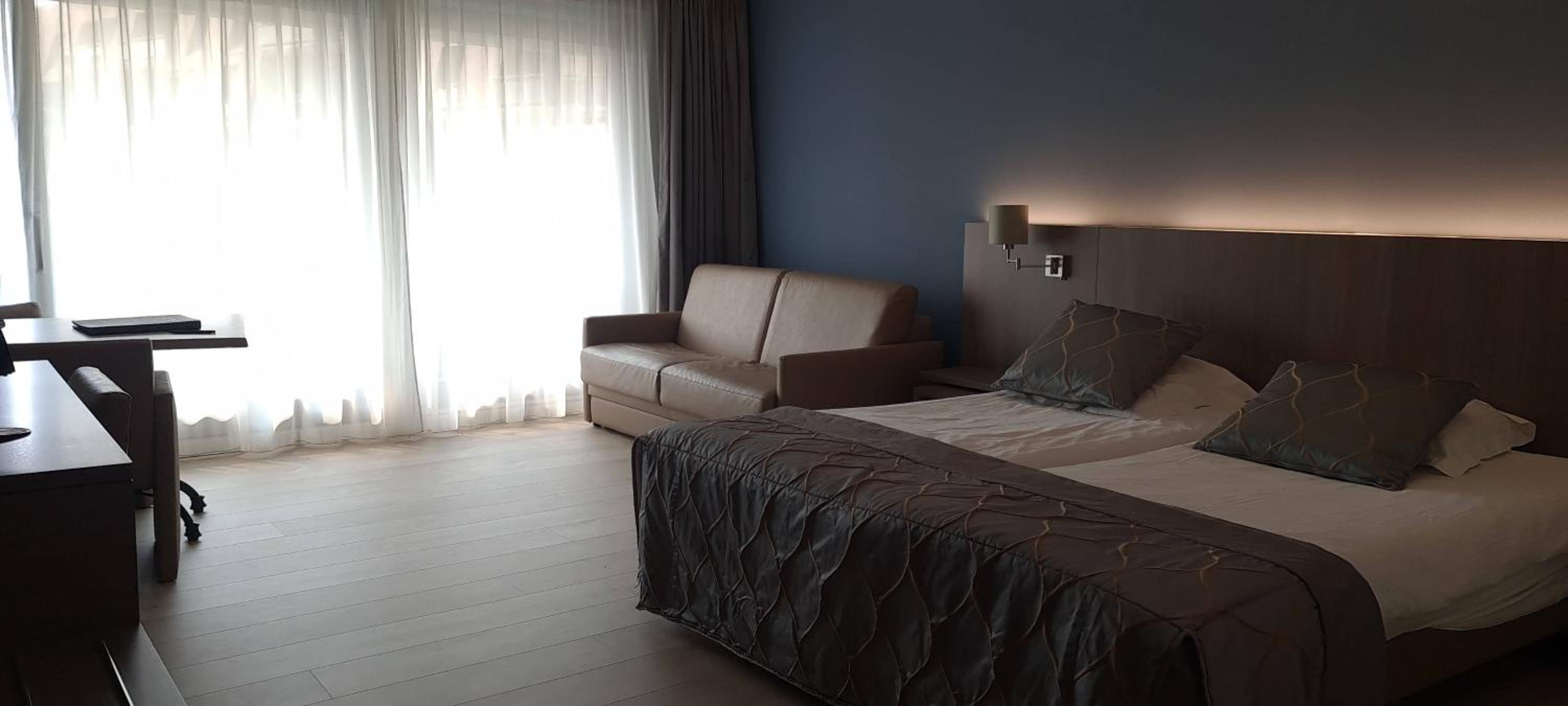 Deluxe Junior Suite with Seating Area - Photo 4