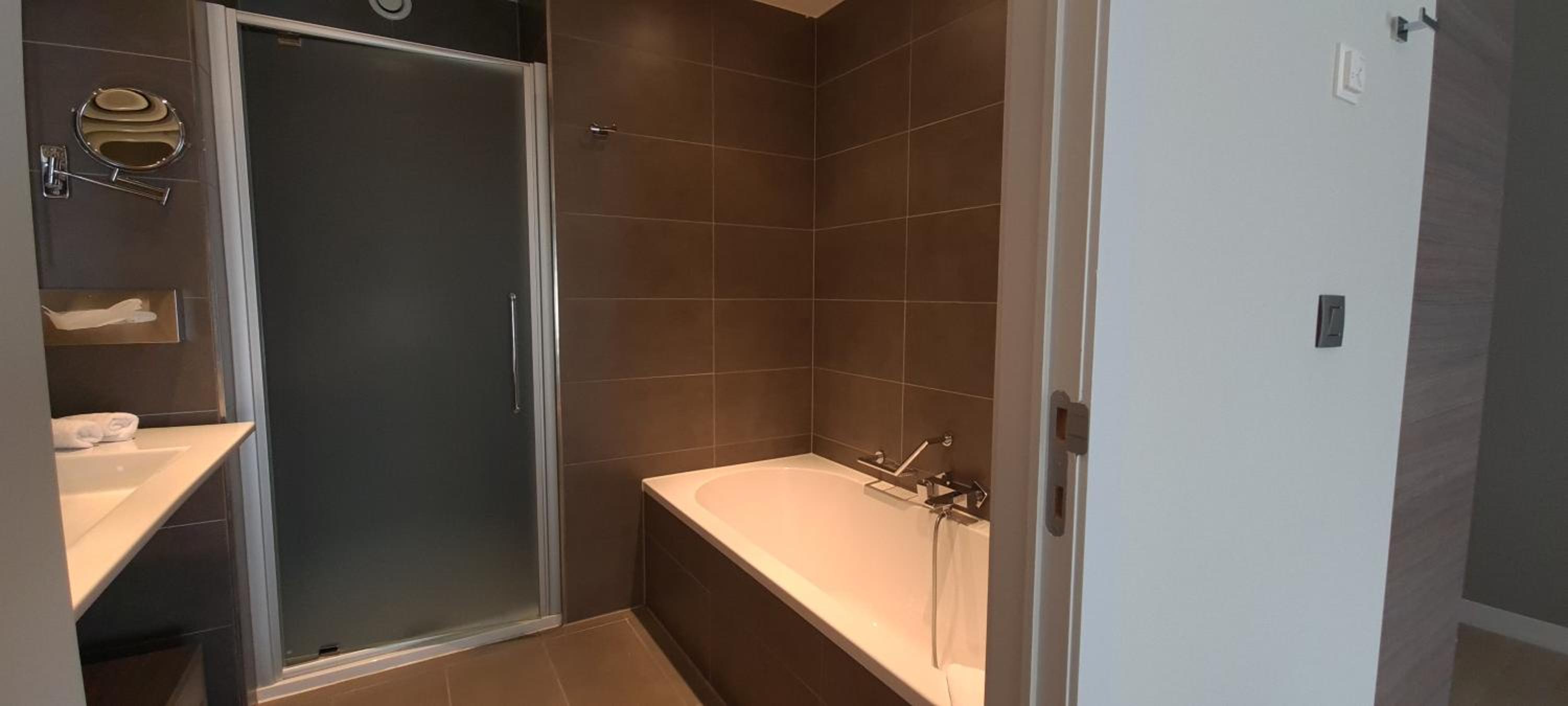 Deluxe Junior Suite with Seating Area - Photo 3