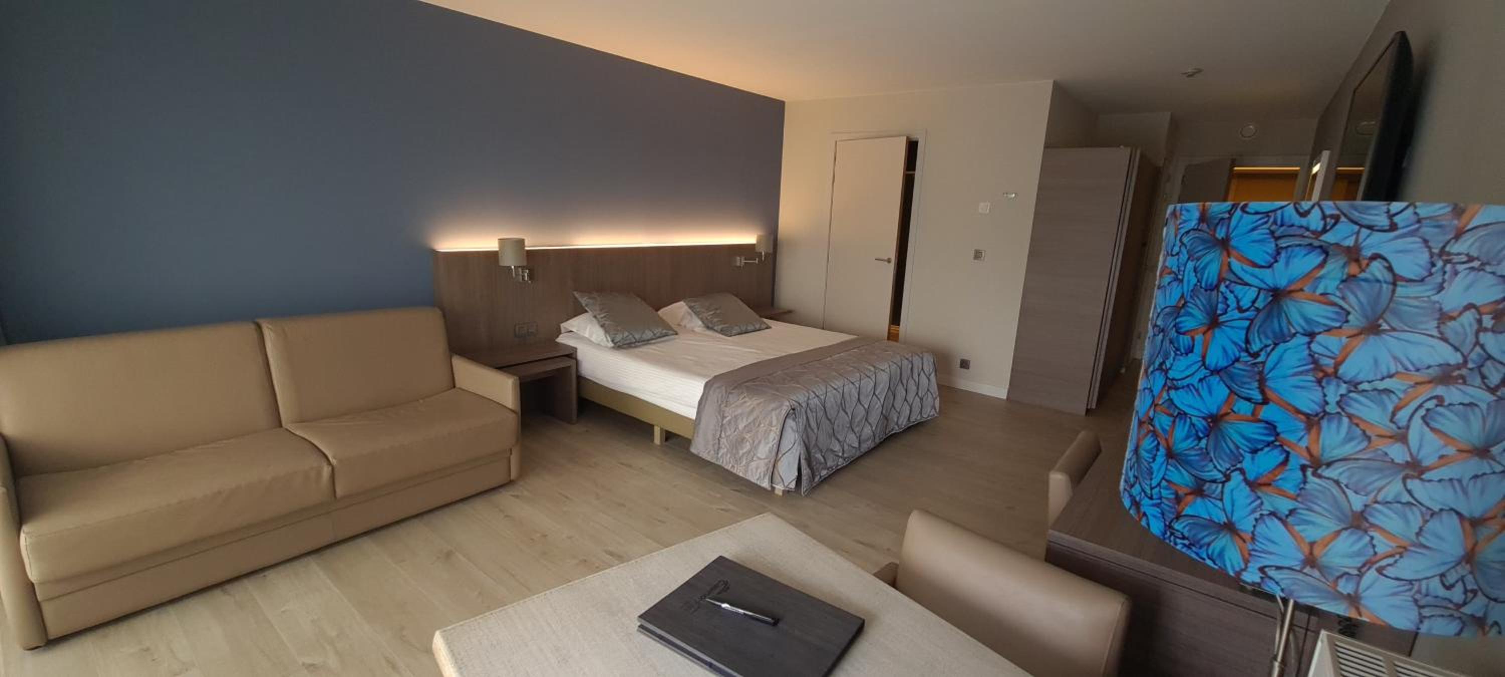 Deluxe Junior Suite with Seating Area - Photo 1