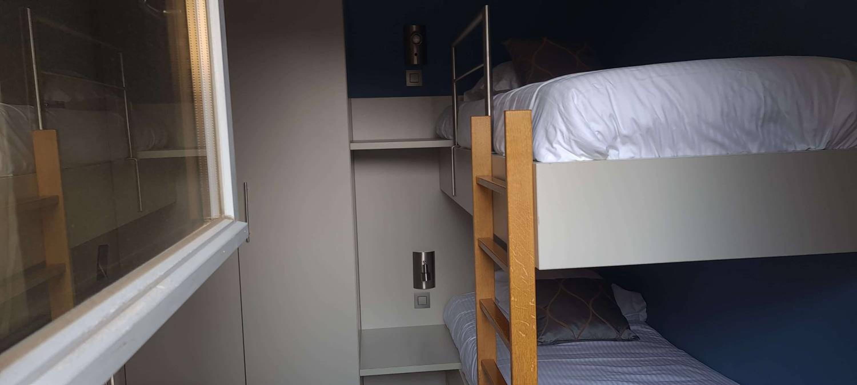 Family Suite with Separate Bedroom - Photo 4