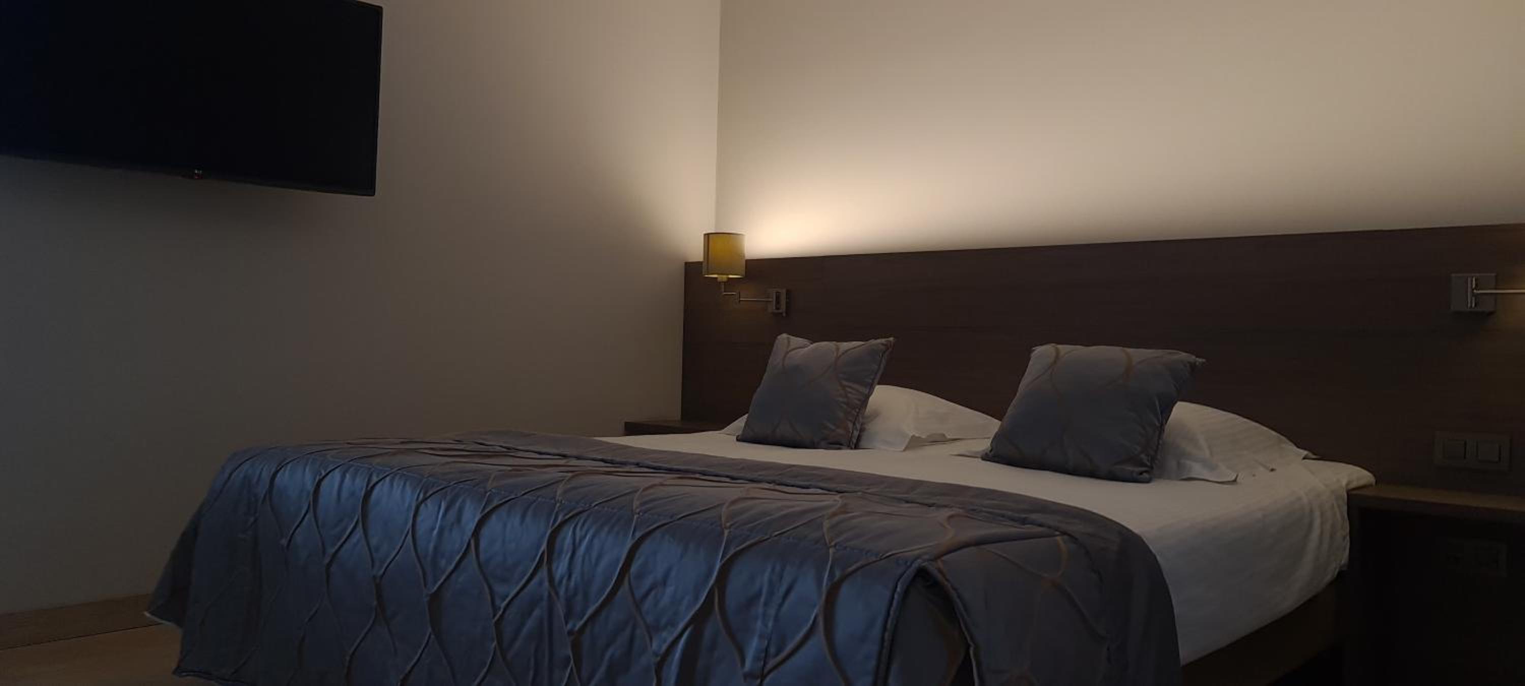Family Suite with Separate Bedroom - Photo 1