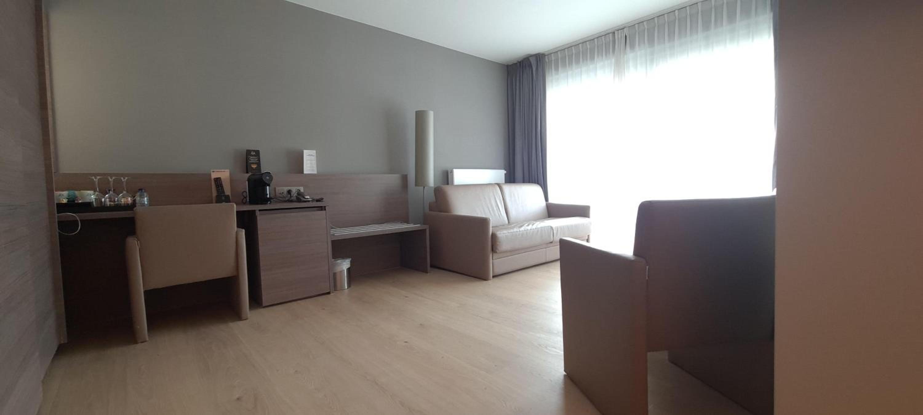 Family Suite with Separate Bedroom - Photo 2