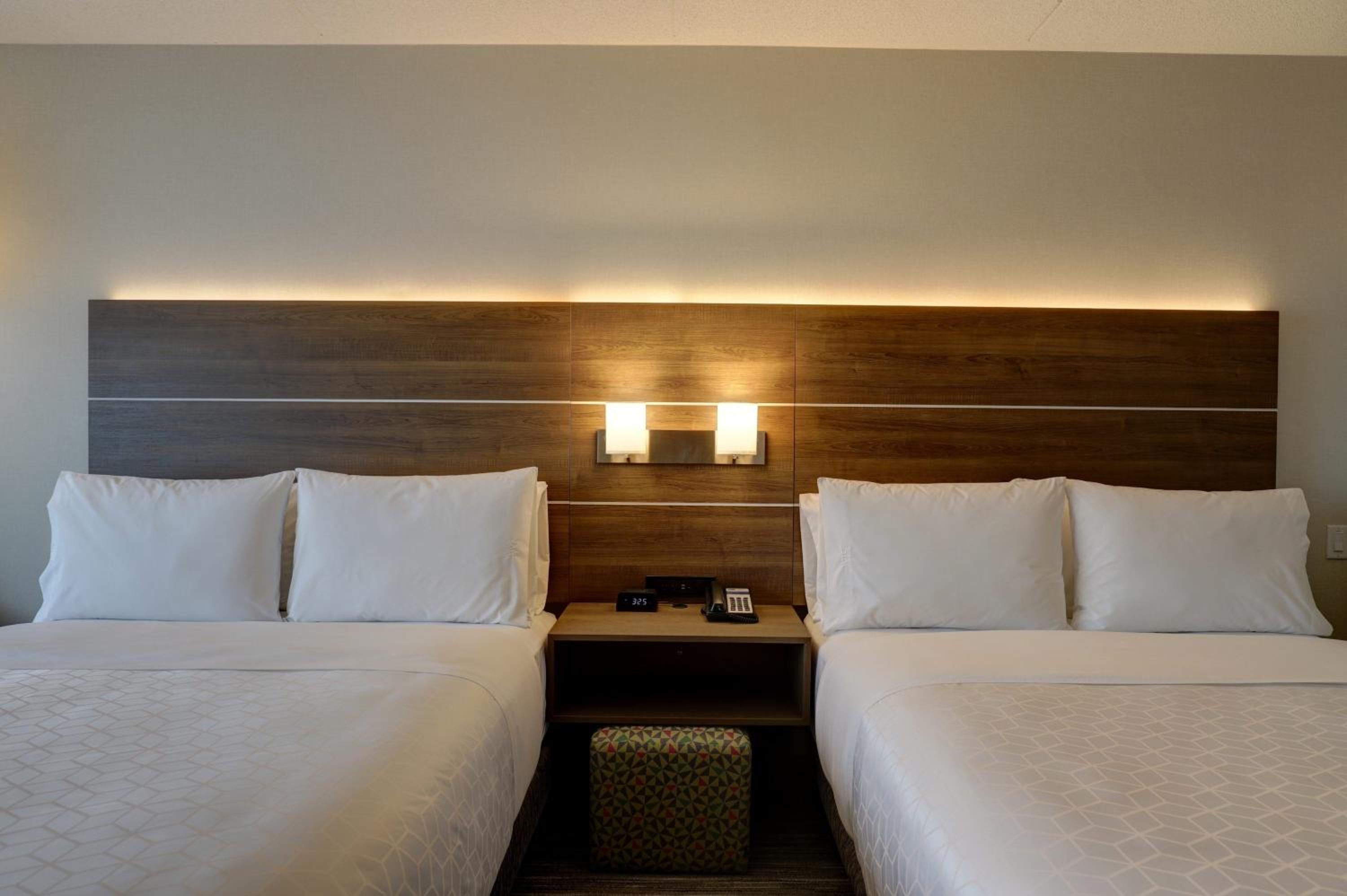Standard Queen Room with Two Queen Beds - Photo 2