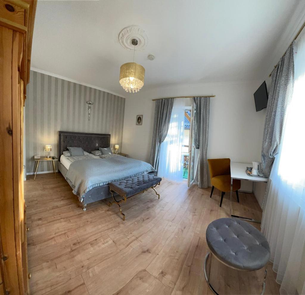 King Room with Balcony - Photo 4