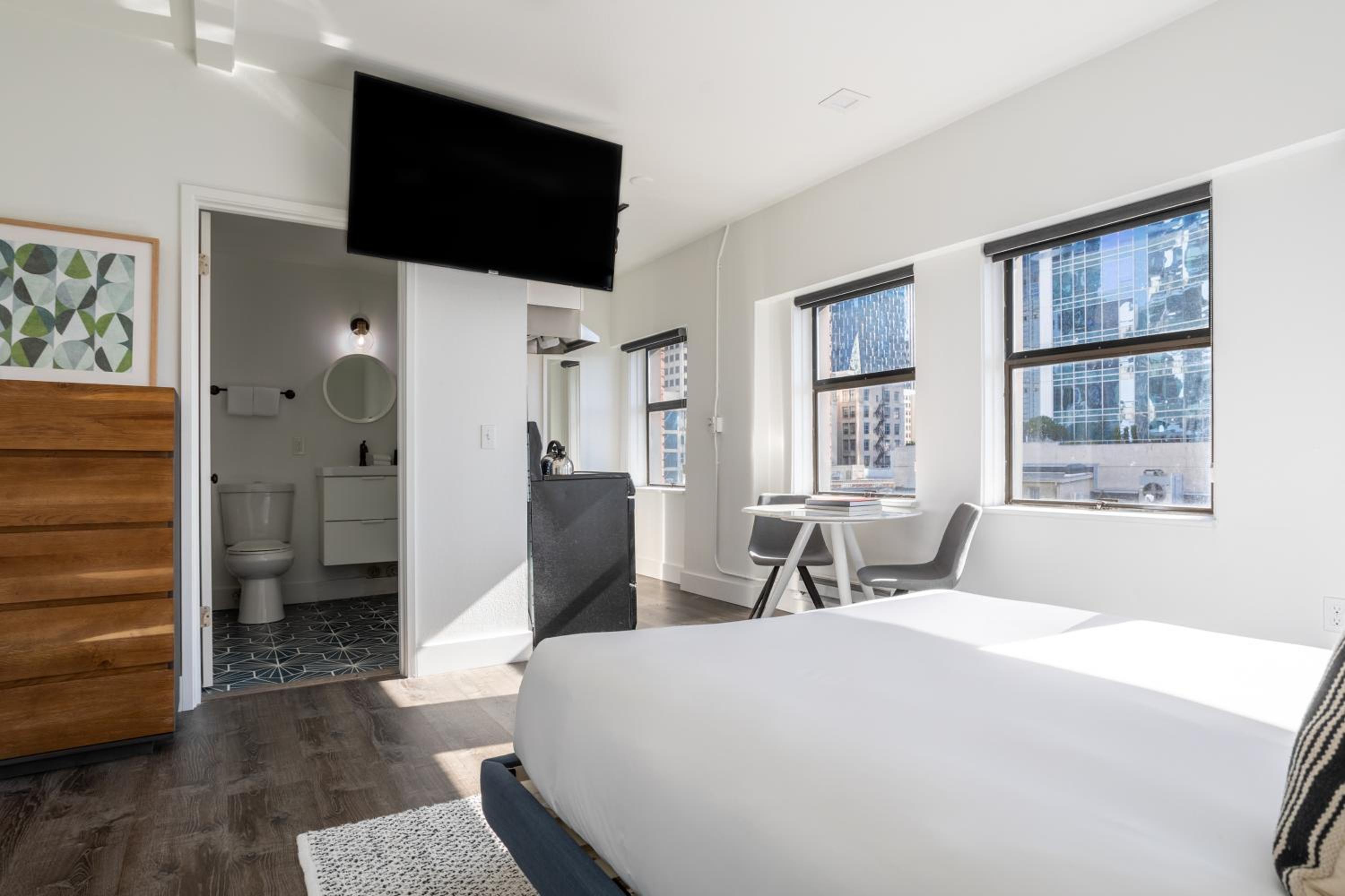 Extended Stay Studio Apartment - Non-Smoking - Photo 4