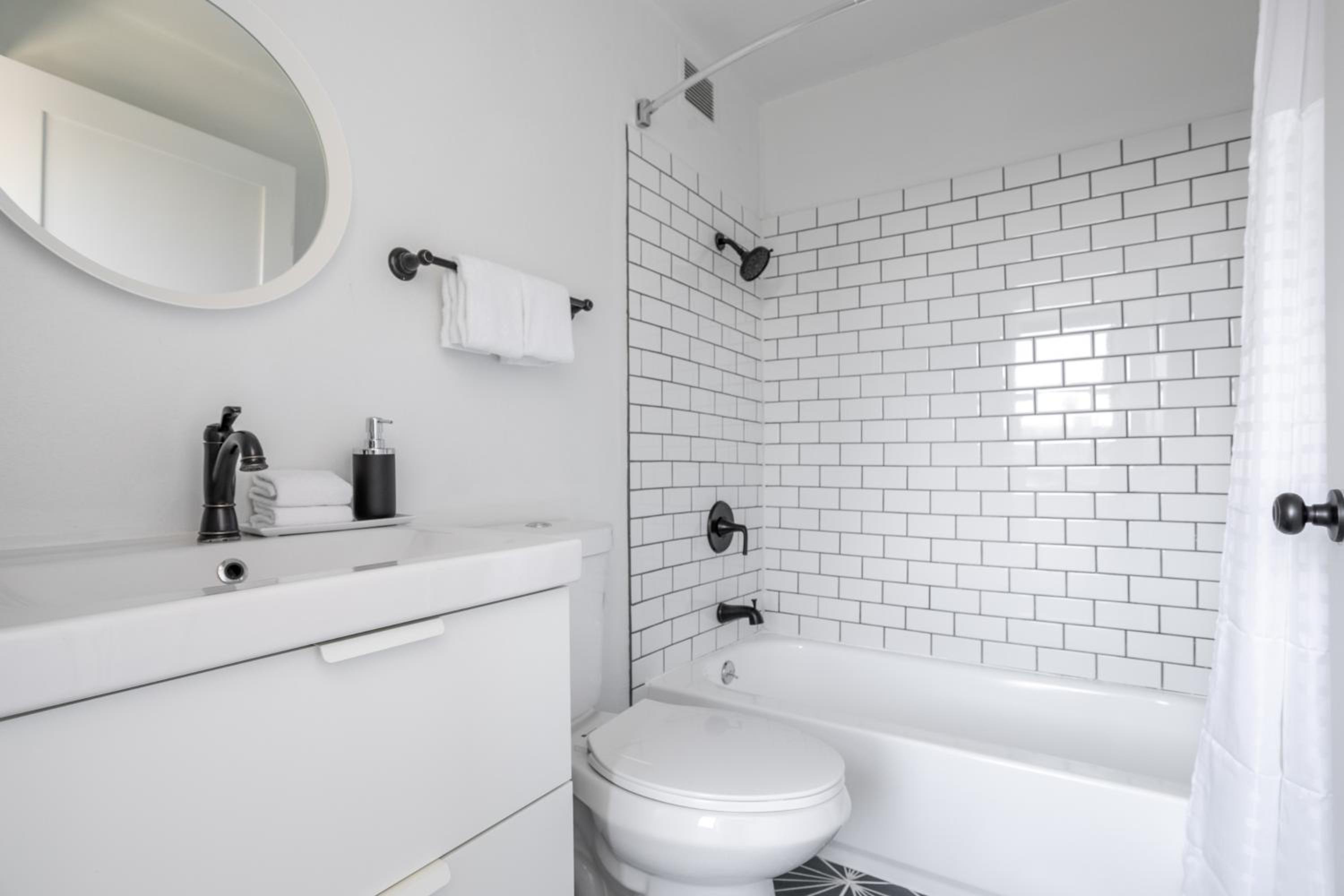 One-Bedroom Apartment with Bay View - Non-Smoking - Photo 8