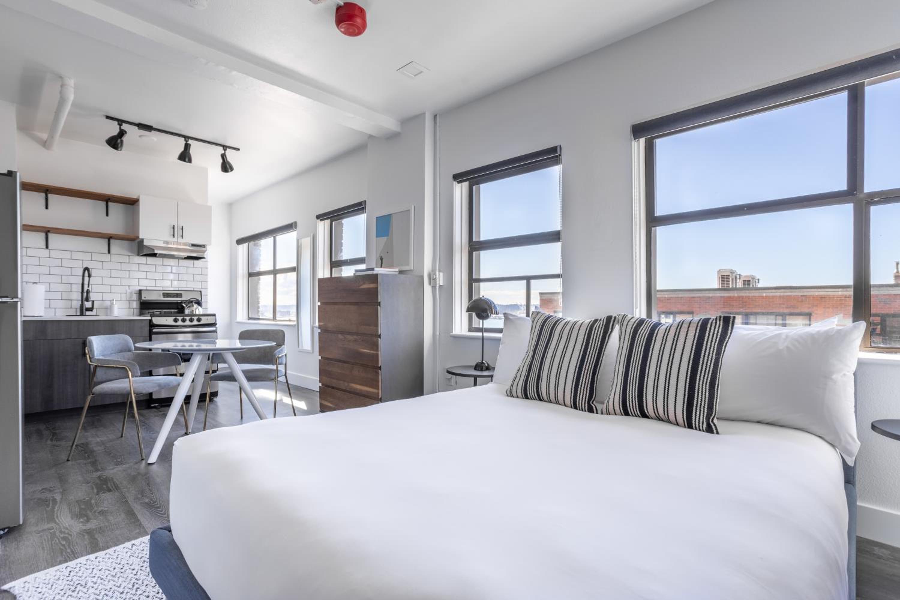 Studio Apartment - Non-Smoking - Photo 1