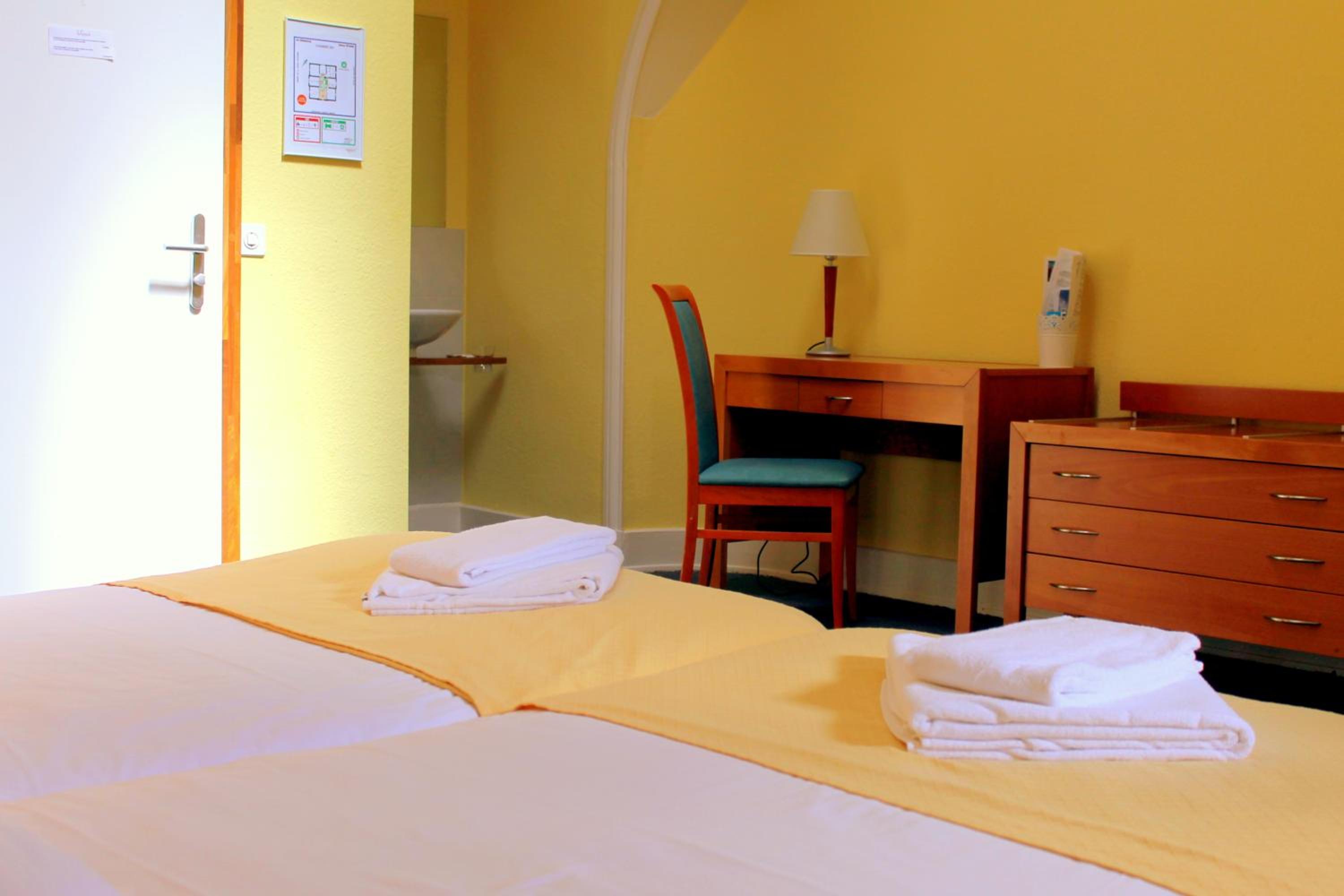 Twin Room with Shared Bathroom and Park View