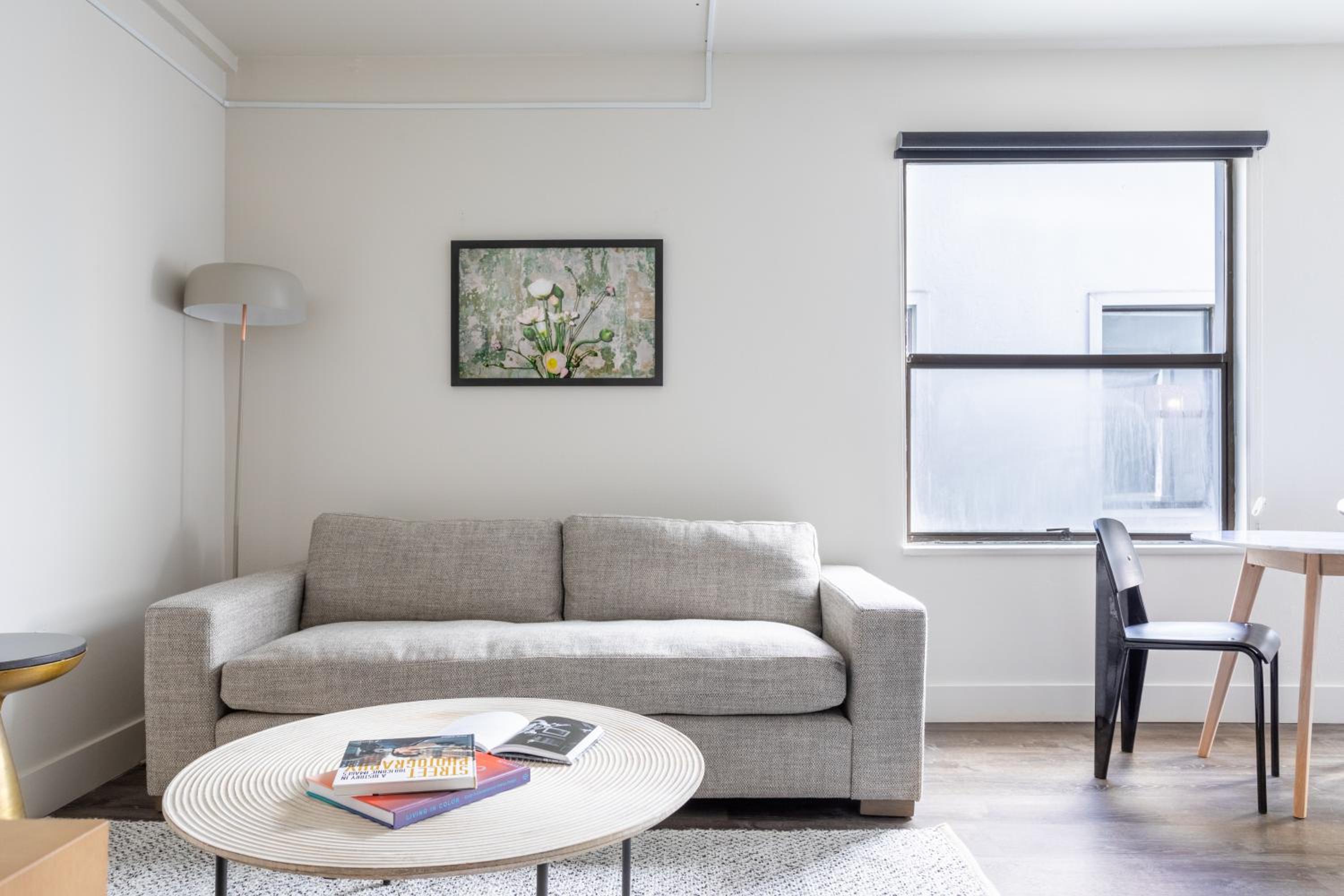 One-Bedroom Apartment with Bay View - Non-Smoking - Photo 6